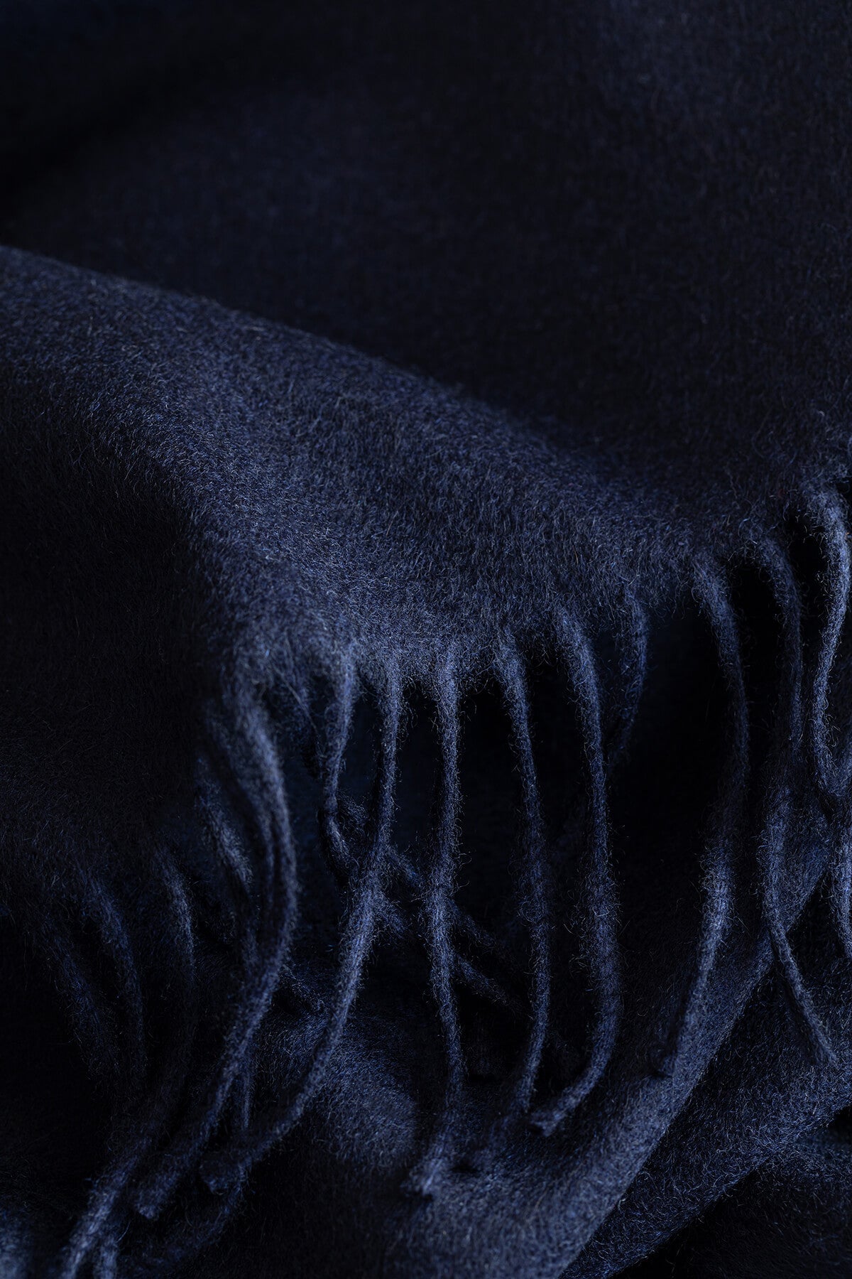 Johnstons of Elgin’s Cashmere Bed Throw in Navy WA001159SD7330ONE