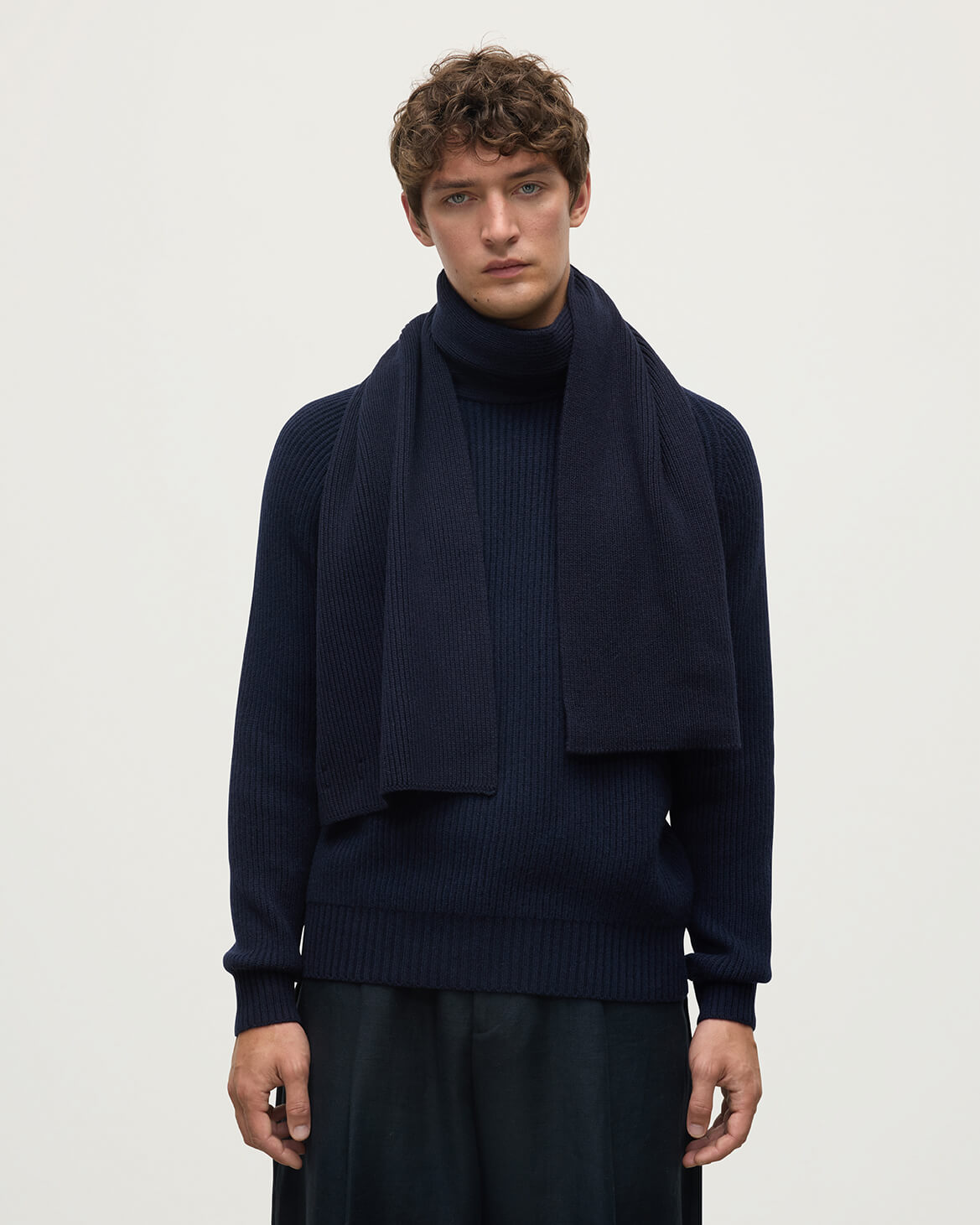Model wears Johnstons of Elgin AW25 Knitted Accessories Dark Navy Ribbed Navy Cashmere Scarf HAC03537SD7666ONE