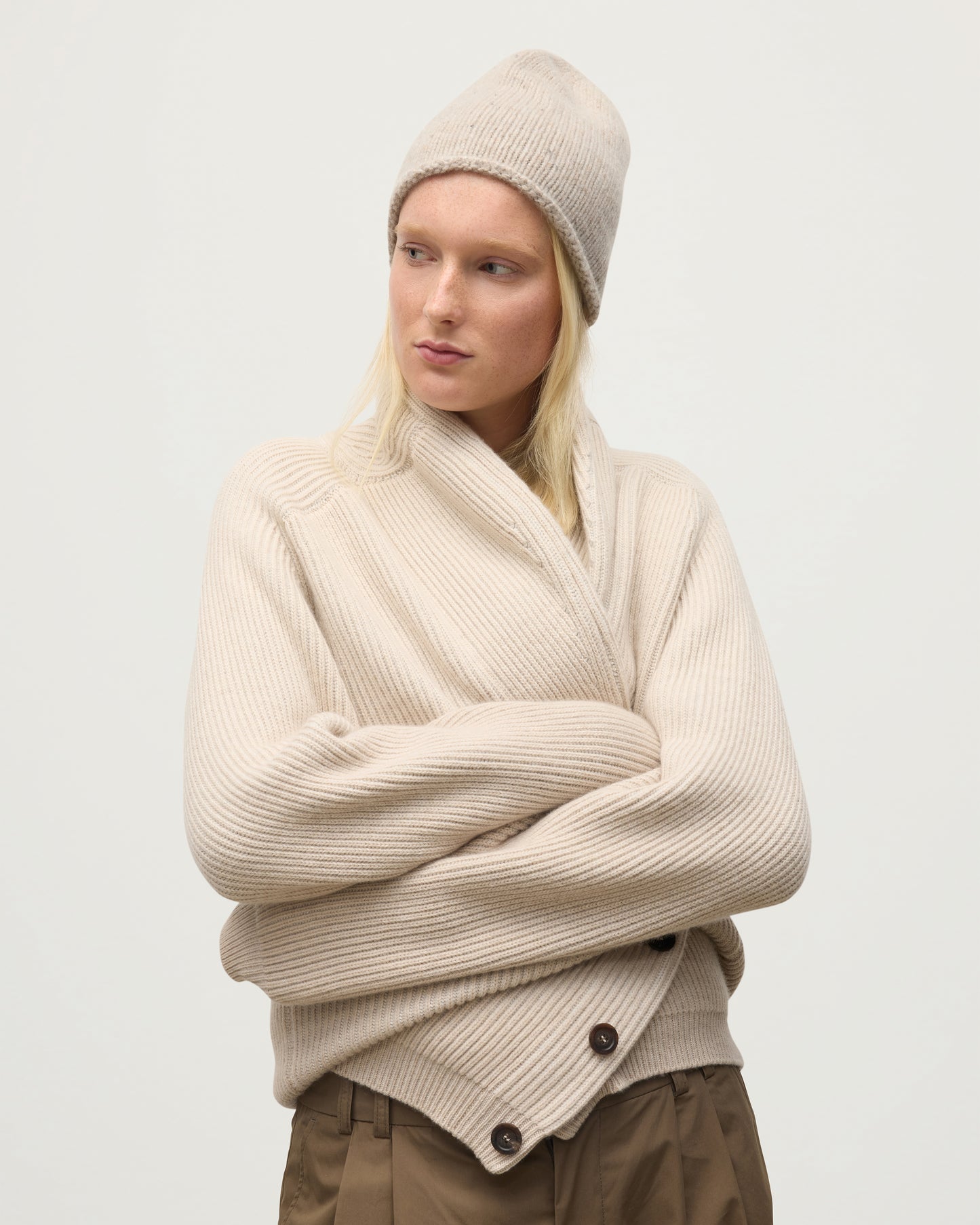 TIREE BEANIE NATURAL 100% CASHMERE ON A MODEL HAC03613HA0397ONE