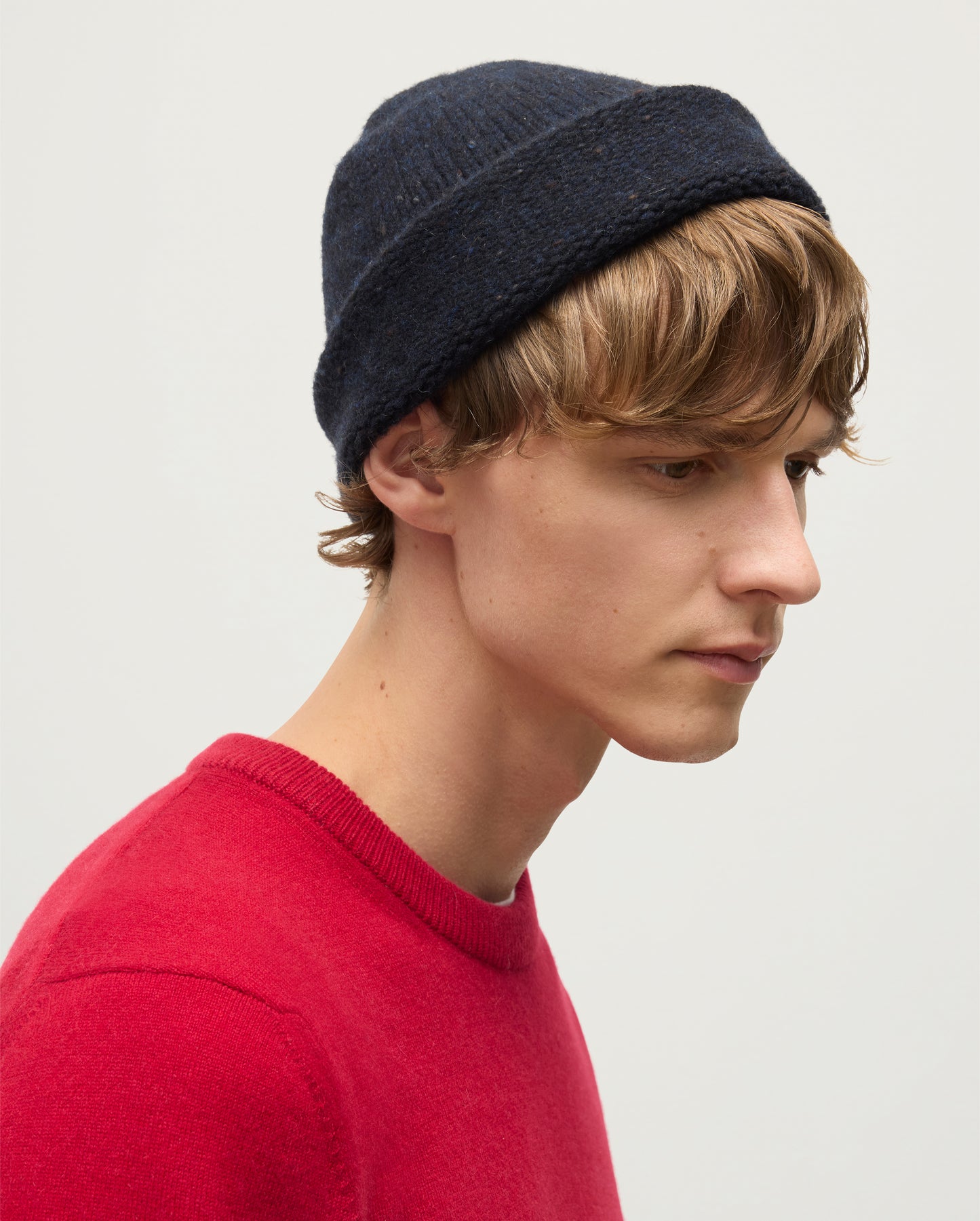 TIREE BEANIE BLUE 100% CASHMERE ON A MALE MODEL HAC03613HD7348ONE