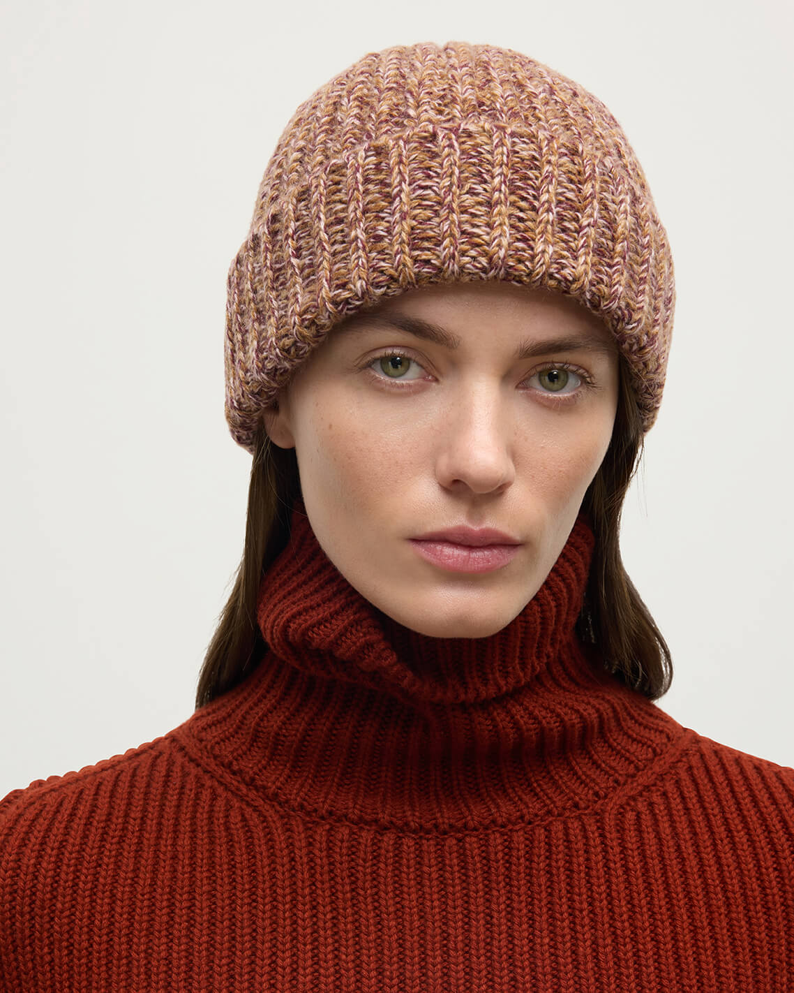 Model wears Johnstons of Elgin AW25 Knitted Accessories Dark Camel Marl Half Cardigan Stich Red Cashmere Beanie HAT02850006360ONE