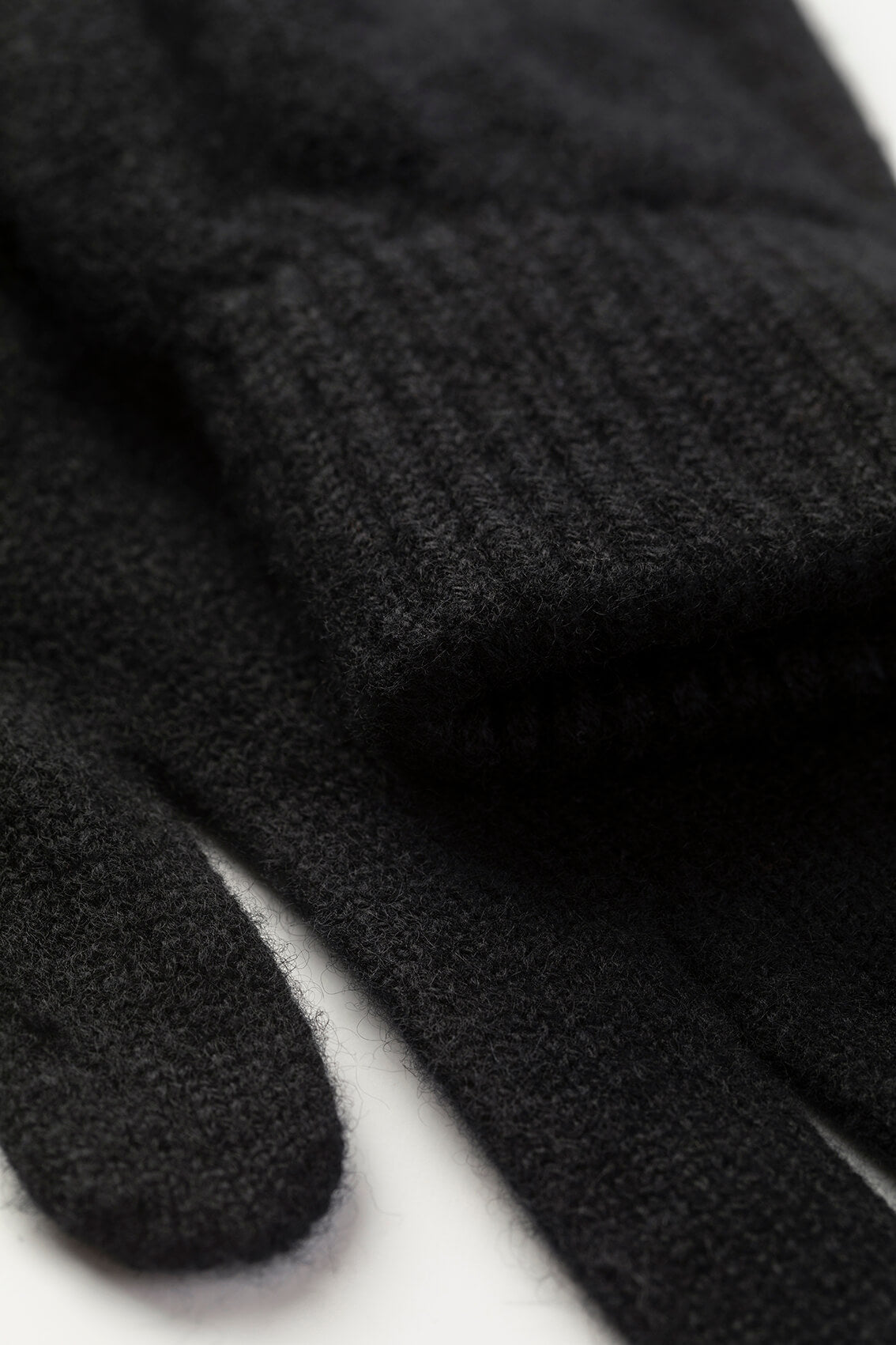 Johnstons of Elgin AW25 Knitted Accessories Black Men's Cashmere Black Gloves HAY01001SA0900N/A