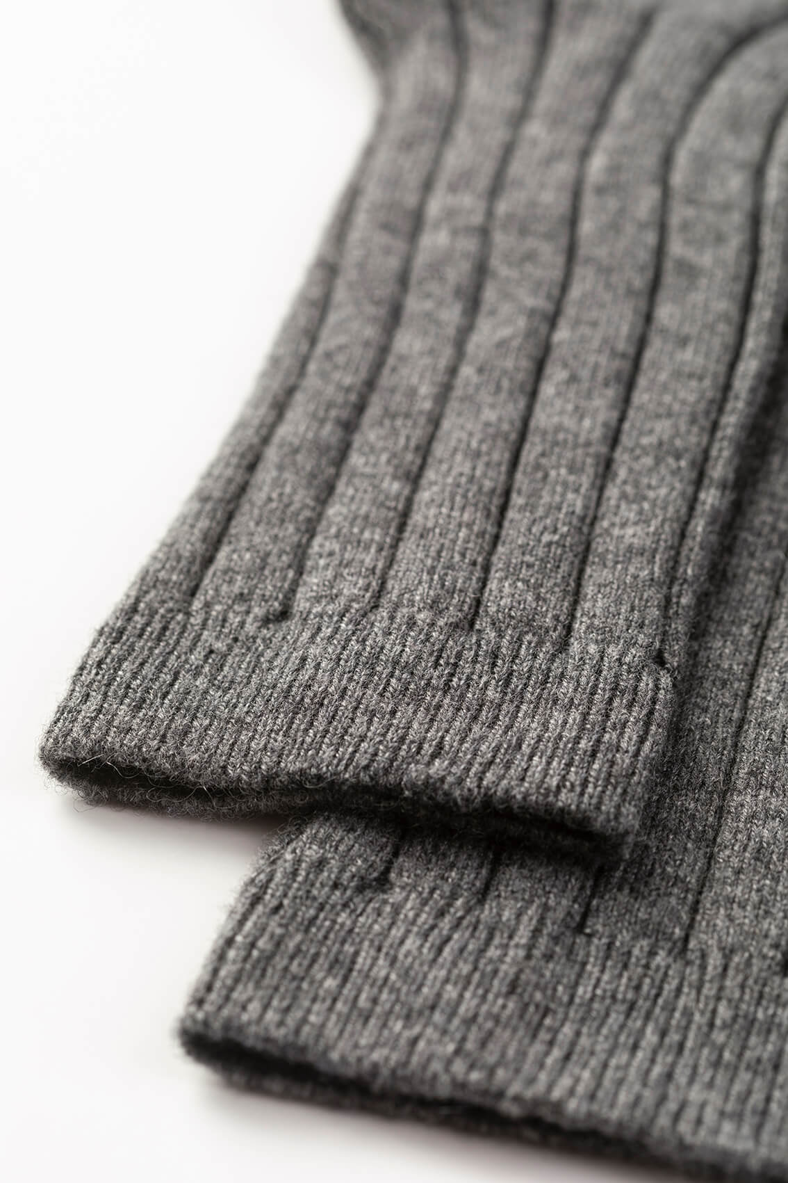 Johnstons of Elgin AW24 Knitted Accessory Mid Grey Men's Cashmere Ribbed Socks HBN01009HA4181