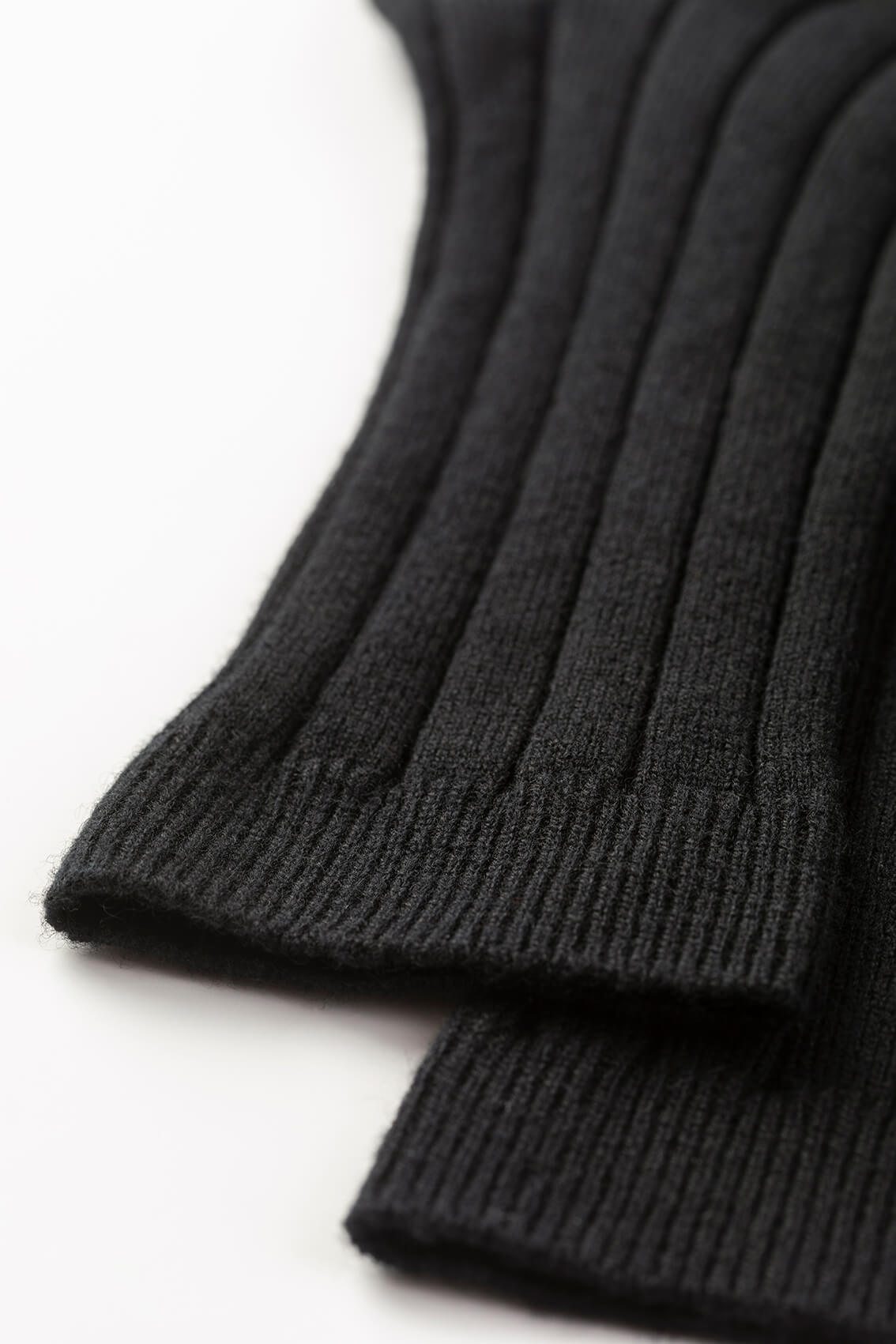 Johnstons of Elgin AW24 Knitted Accessory Black Men's Cashmere Ribbed Socks HBN01009SA090042