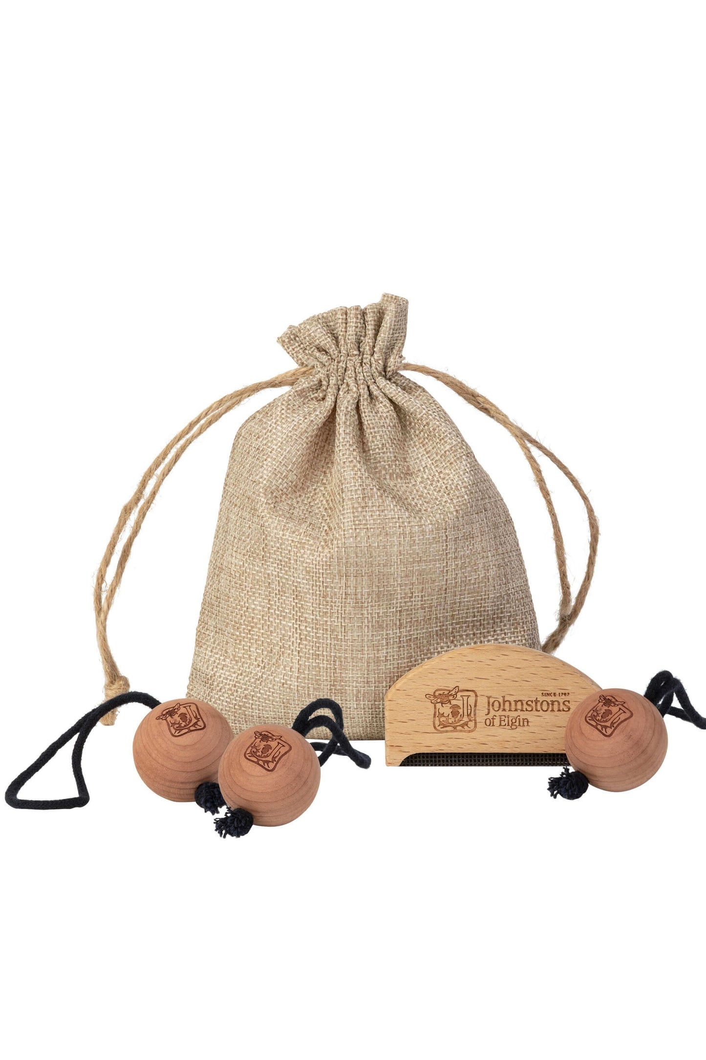 How to help with pilling. Johnstons of Elgin De-Pilling Comb & 3 X Cedar Wood Balls on white background 710160000