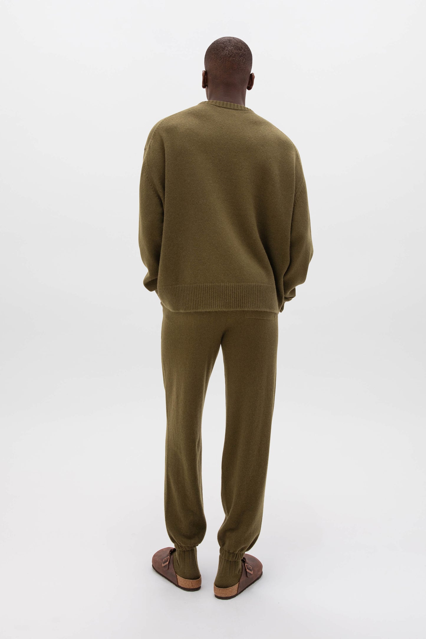 Johnstons of Elgin AW24 Men's Tapered Cashmere Joggers in Olive KBP00948SC4596
