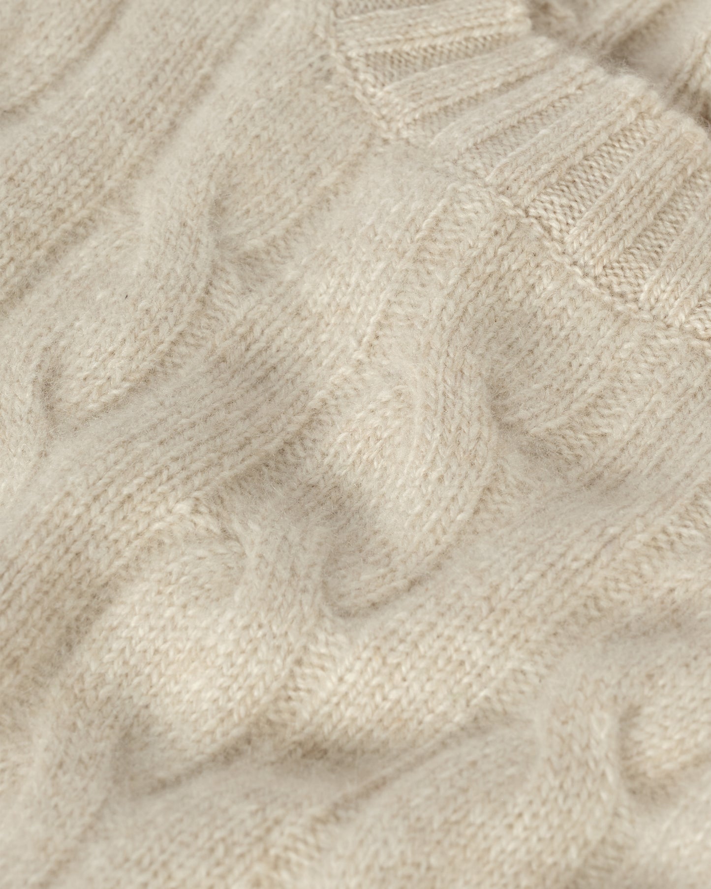 Johnstons of Elgin men's 100% cashmere cable sweater in natural KAA05754HA0396