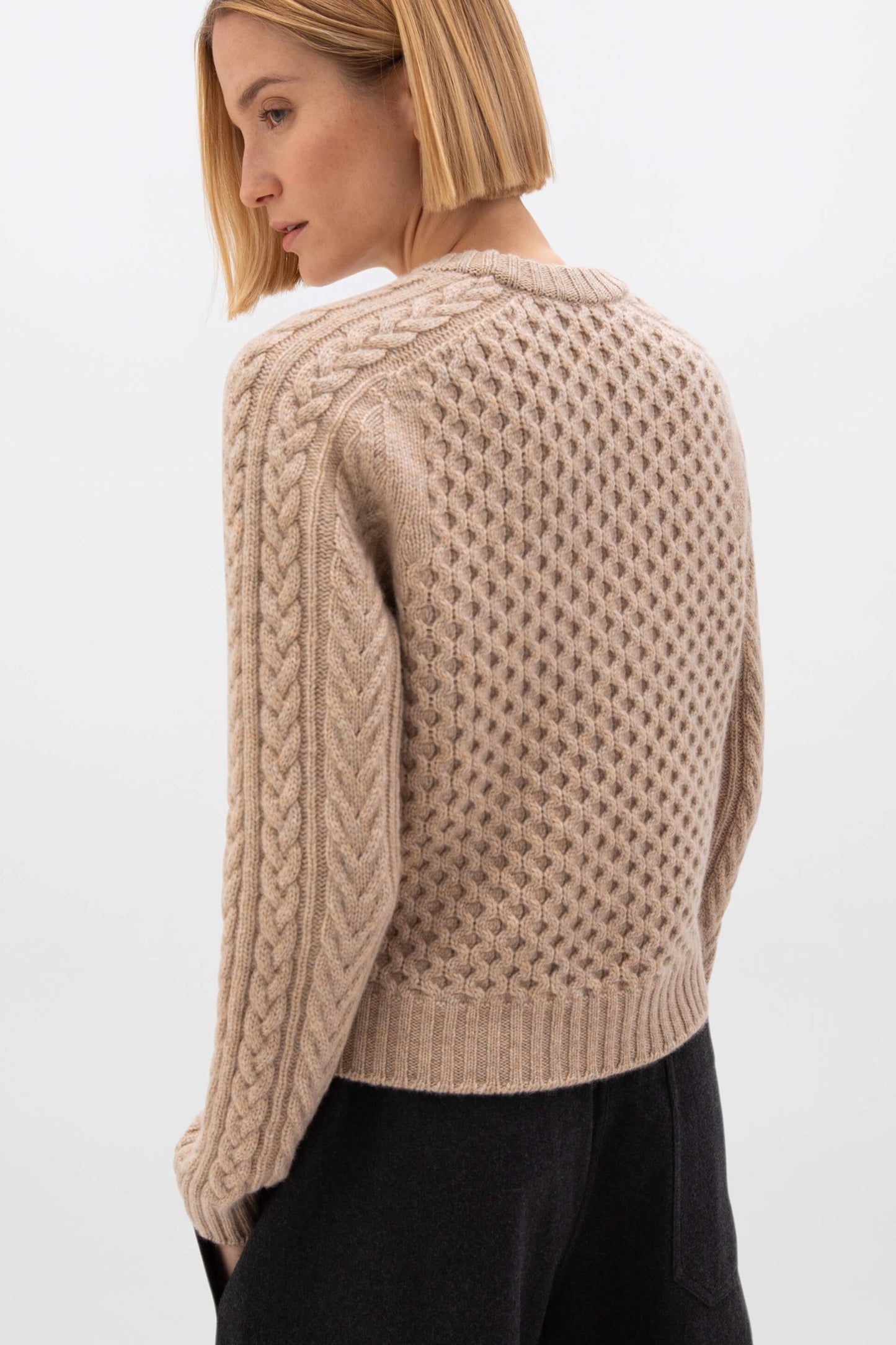 Johnstons of Elgin AW24 Women's Knitwear Oatmeal Aran Cable Cashmere Sweater KAI05086HB0210