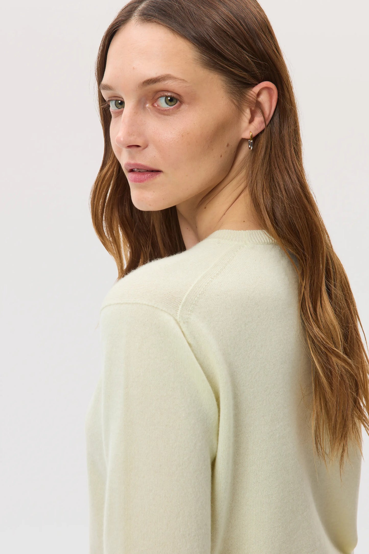 Model wearing Johnstons of Elgin SS25 Women's Knitwear Lemon Classic Cashmere Round Neck sweater KAI05142SA0145