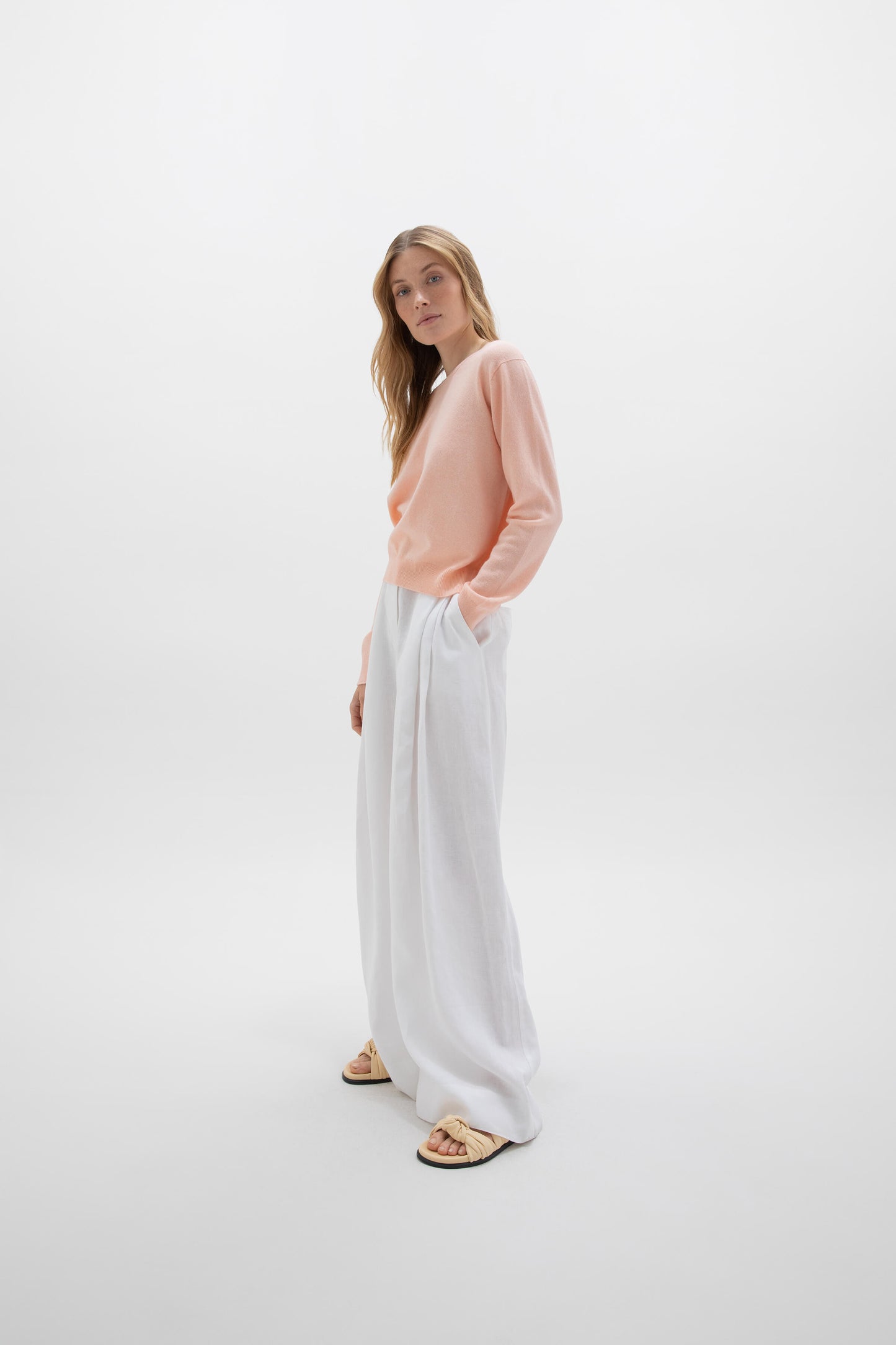 Johnstons of Elgin SS24 Women's Knitwear Oyster Cropped Classic Cashmere Round Neck KAI05142SG0066