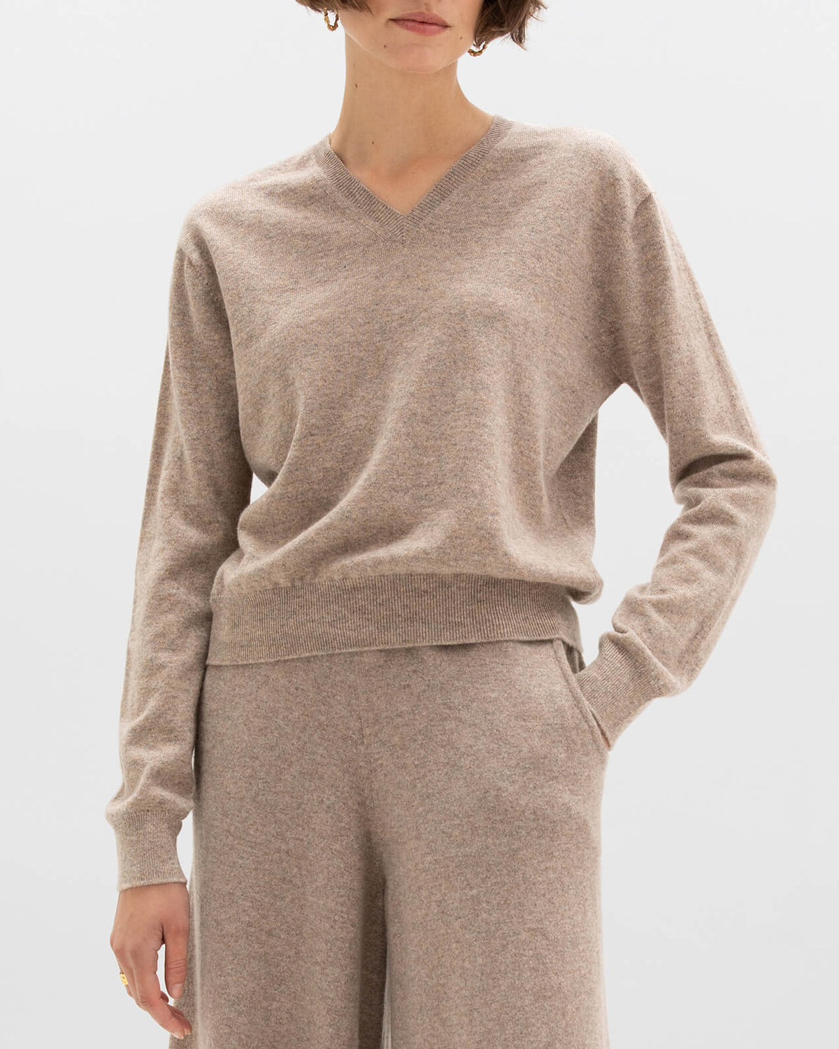 Johnstons of Elgin AW24 Women's Knitwear Ash Cropped Cashmere V Neck Jumper KAI05143HB4334