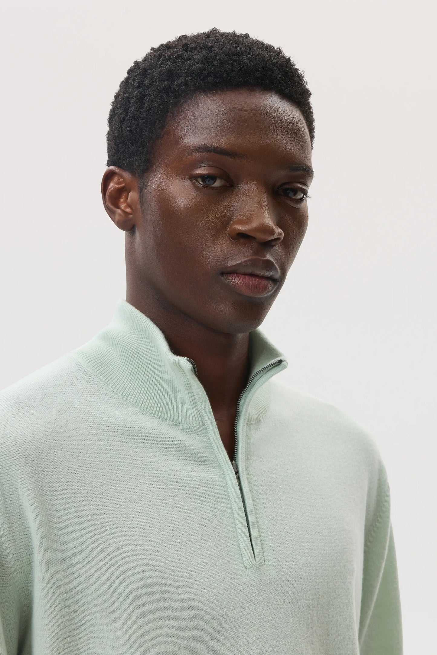 Model wearing Johnstons of Elgin SS25 Men's Knitwear Mint Classic Cashmere Zip Neck Sweater KAI05151SC0169