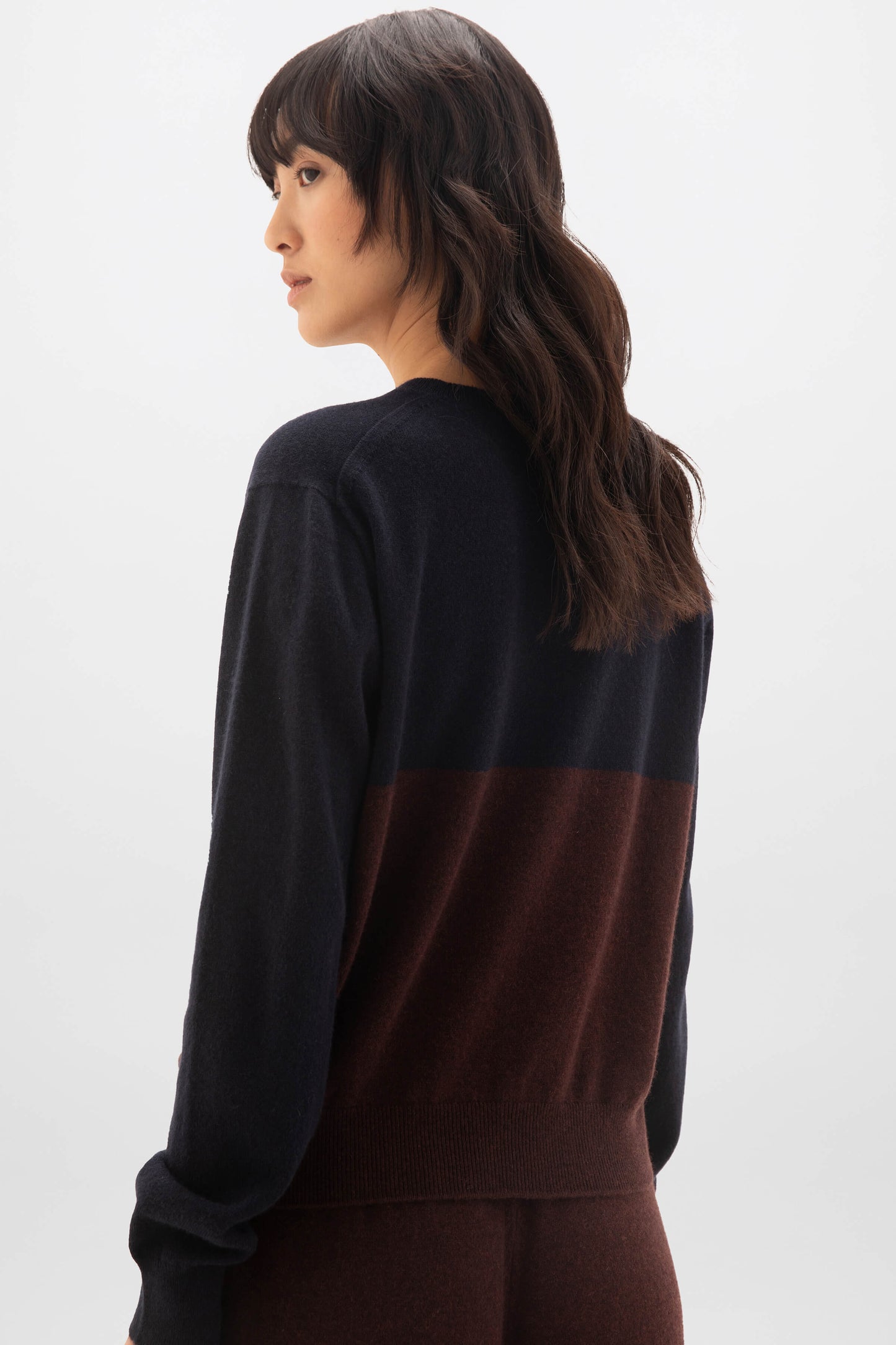 Johnstons of Elgin SS24 Women's Knitwear Malt Brown & Dark Navy Colour Block Cropped Cashmere Sweater KAI05247Q24271