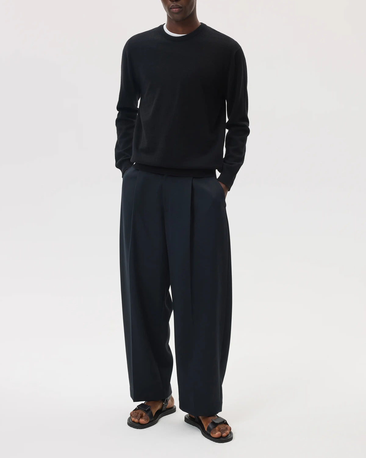 Johnstons of Elgin SS25 Men's Knitwear Black Classic Cashmere Round Neck KAI05265SA0900