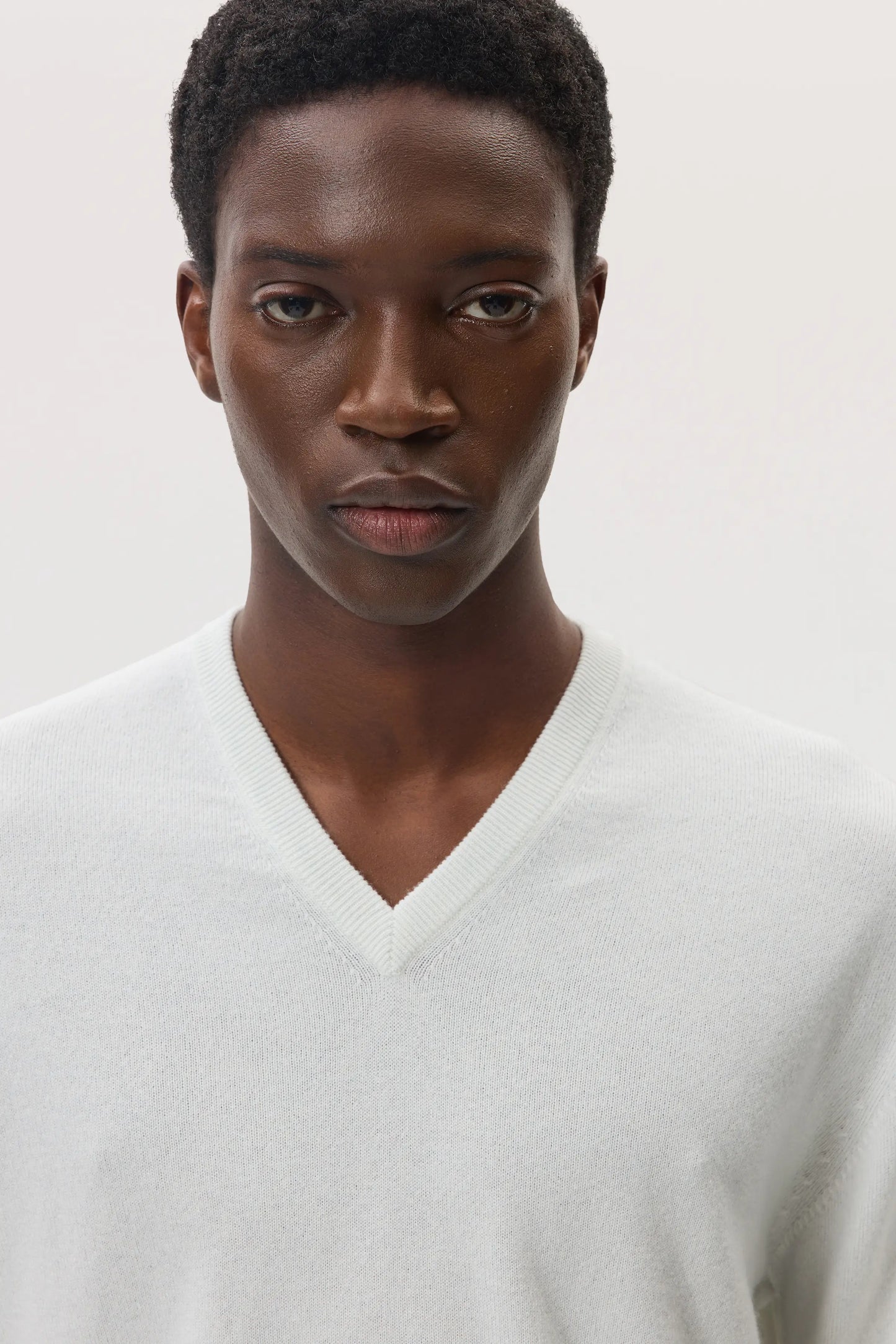 Model wearing Johnstons of Elgin SS25 Men's Knitwear White Classic Cashmere V Neck Sweater
KAI05266HA0346