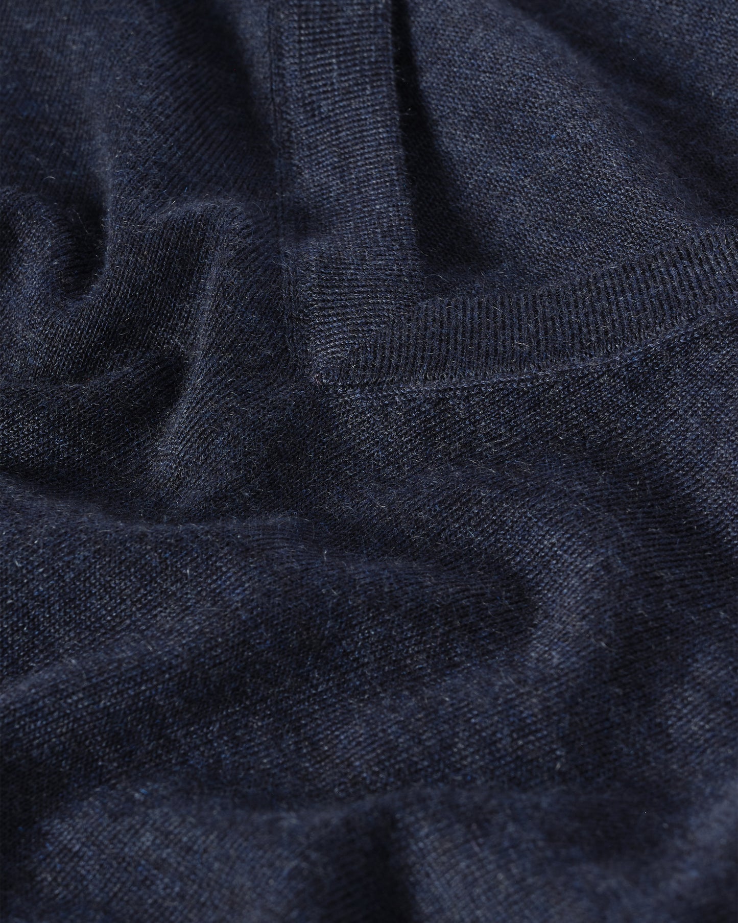 MENS FIN SUPERFINE VEE NECK NAVY 100% SUPERFINE CASHMERE BY JOHNSTONS OF ELGIN KAI05744HD7350