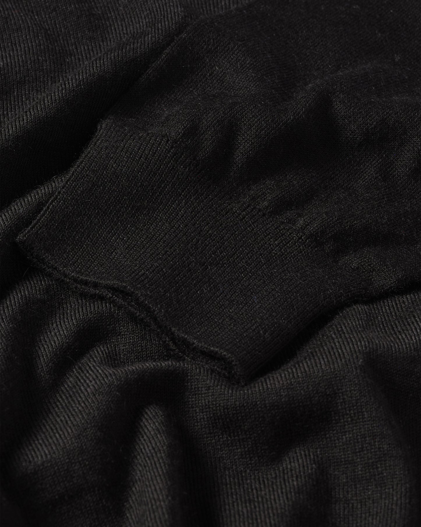 MENS FIN SUPERFINE VEE NECK BLACK 100% SUPERFINE CASHMERE BY JOHNSTONS OF ELGIN KAI05744SA7146