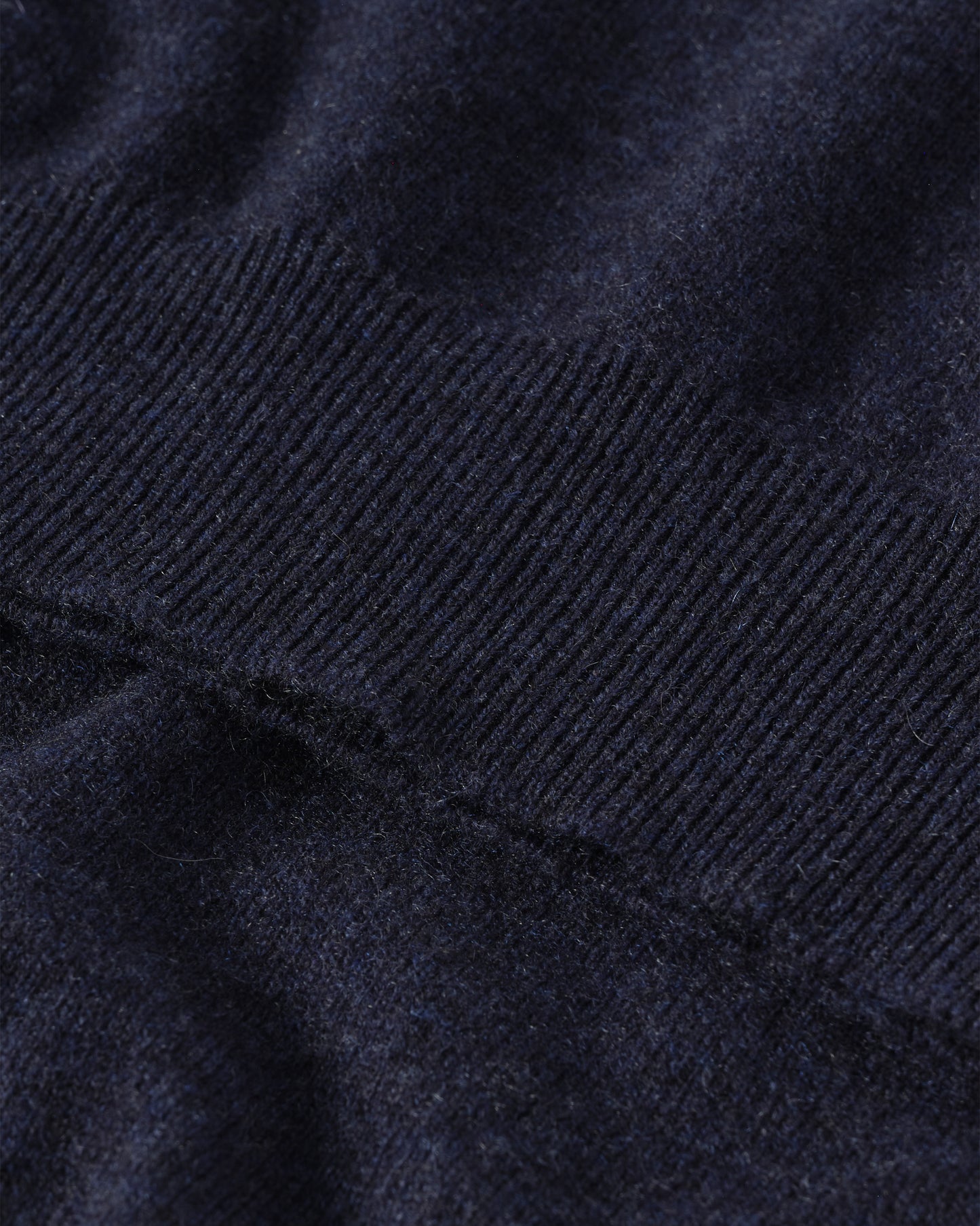 JOHNSTONS OF ELGIN MENS LENNOX SLEEVELESS CREW NAVY 100% CASHMERE KAP05243HD7350