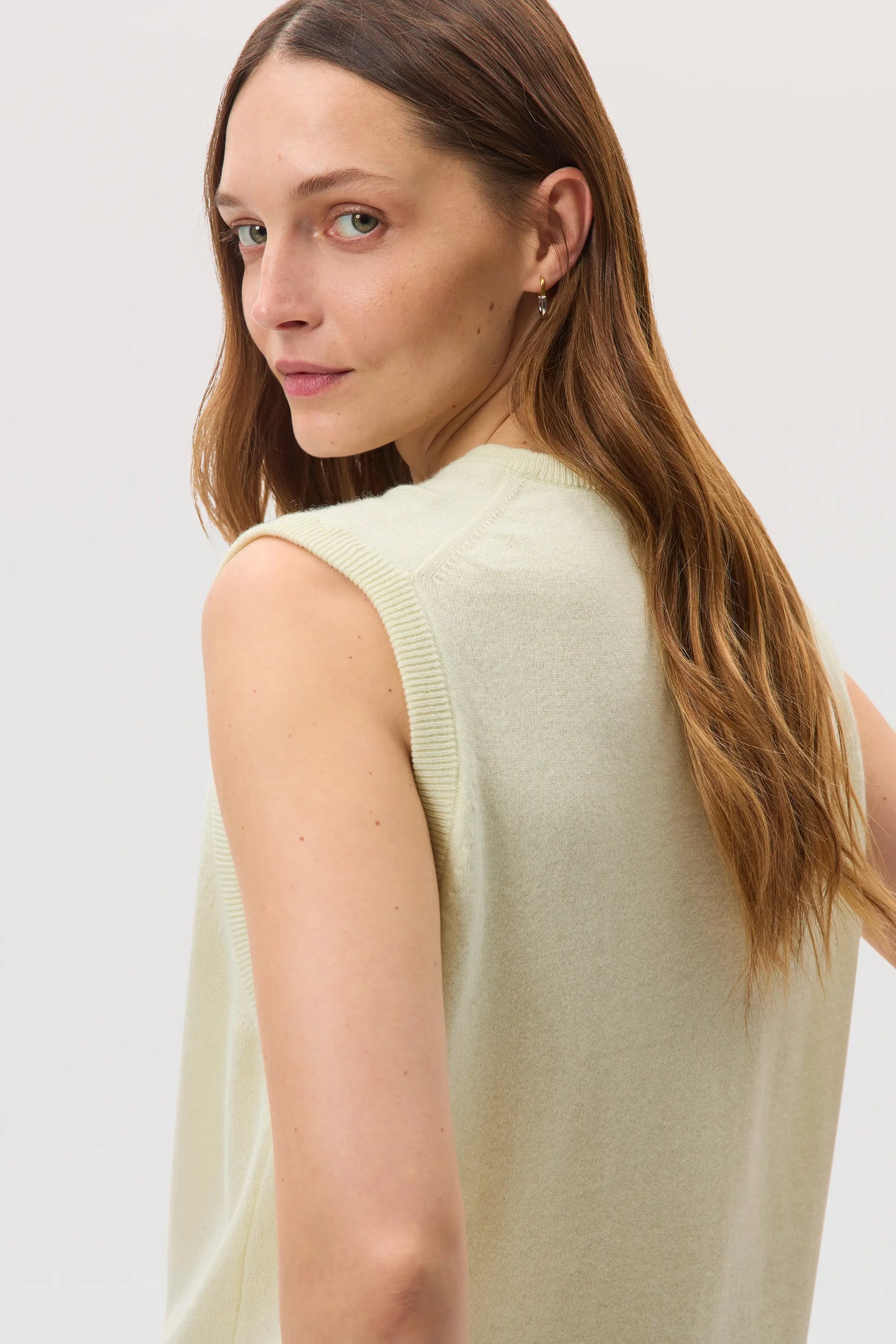 Female model wearing Johnstons of Elgin SS25 Unisex Knitwear Lemon Cashmere Tank on a light backdrop KAP05243SA0145