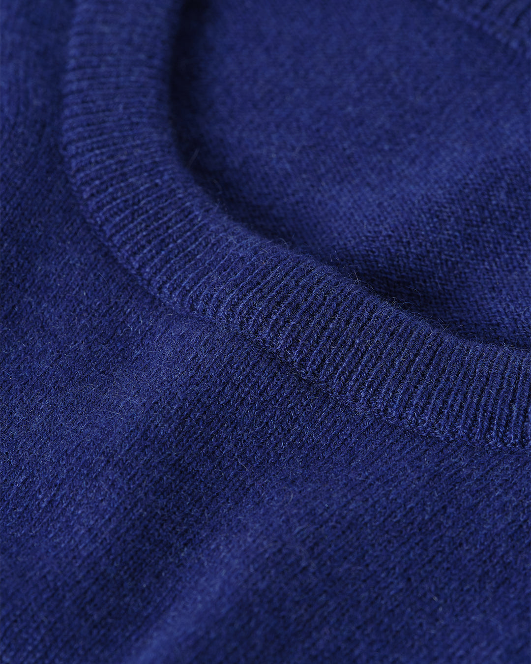 MENS LENNOX SLEEVELESS CREW BLUE 100% CASHMERE, BY JOHNSTONS OF ELGIN KAP05243SD5326