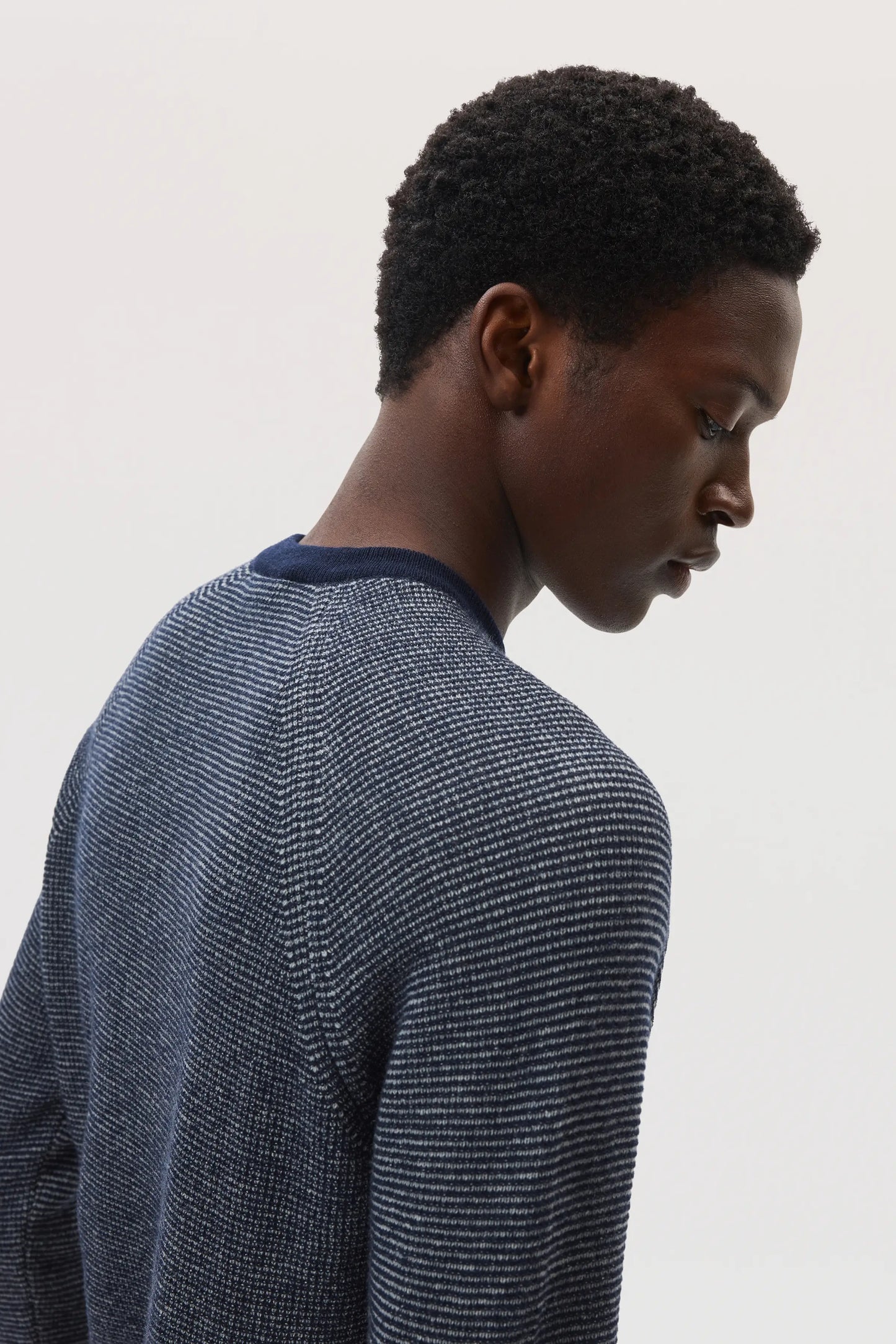 Johnstons of Elgin SS25 Men's Knitwear Navy & Light Grey Featherlight Cashmere Waffle Stitch Jumper
KAP05441Q25129