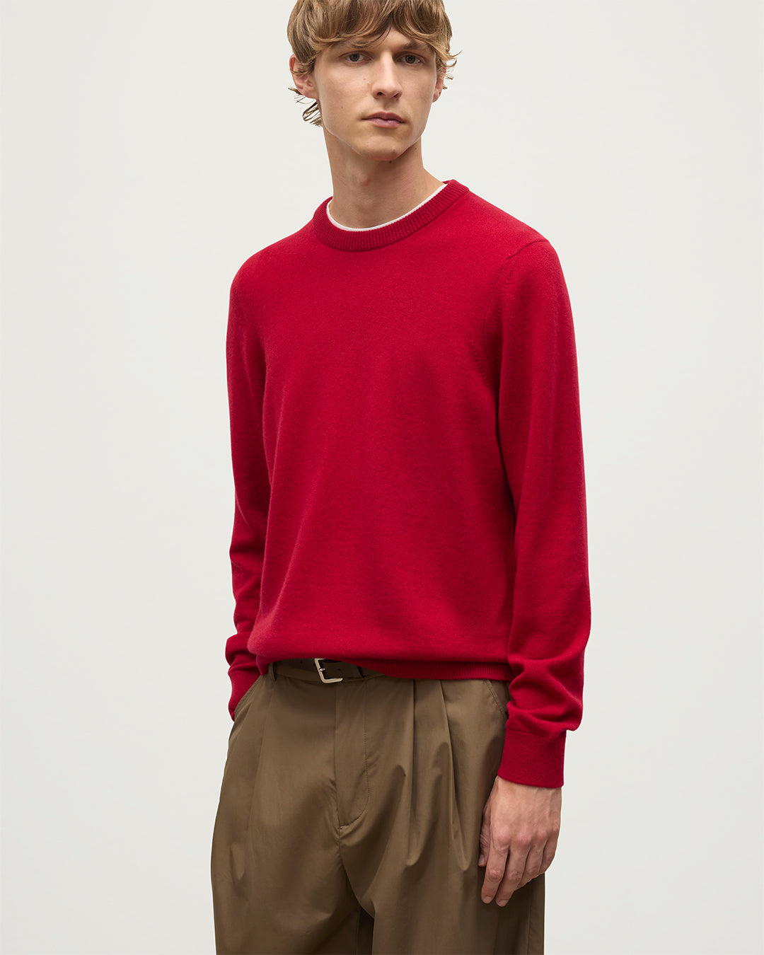 MODEL WEARS JOHNSTONS OF ELGIN MENS RORY CREW CLASSIC JUMPER RED 100% CASHMERE KAP05471SE5325