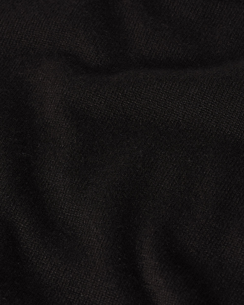 Johnstons of Elgin AW25 Women's Knitwear Black Classic Cashmere Black T-shirt Close Up KAP05574SA7210