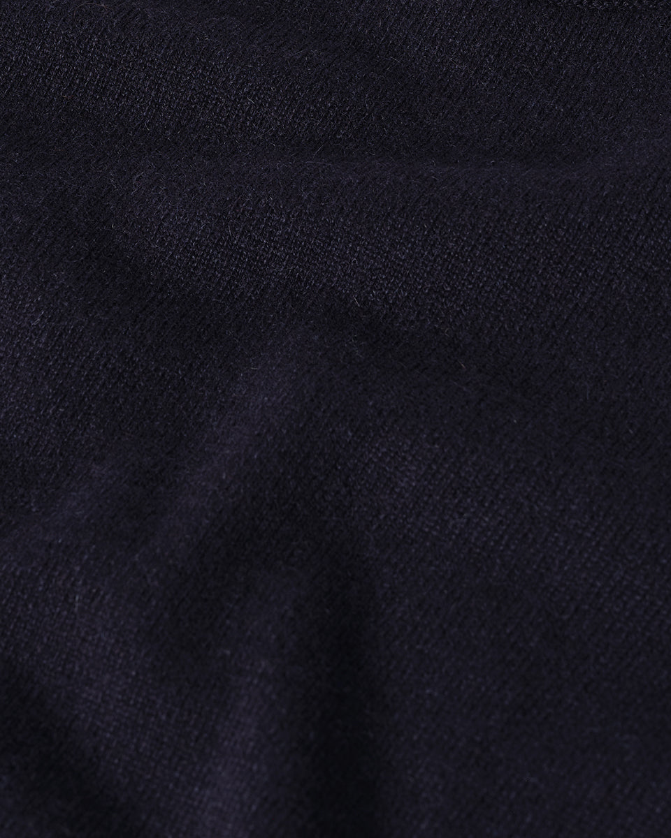 Johnstons of Elgin AW25 Women's Knitwear Dark Navy Classic Cashmere Navy T-shirt Close Up View KAP05574SD7666
