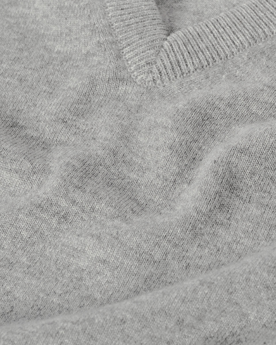 Johnstons of Elgin AW25 Men's Knitwear Light Grey Classic Cashmere Grey V Neck Jumper KAP05594HA0308