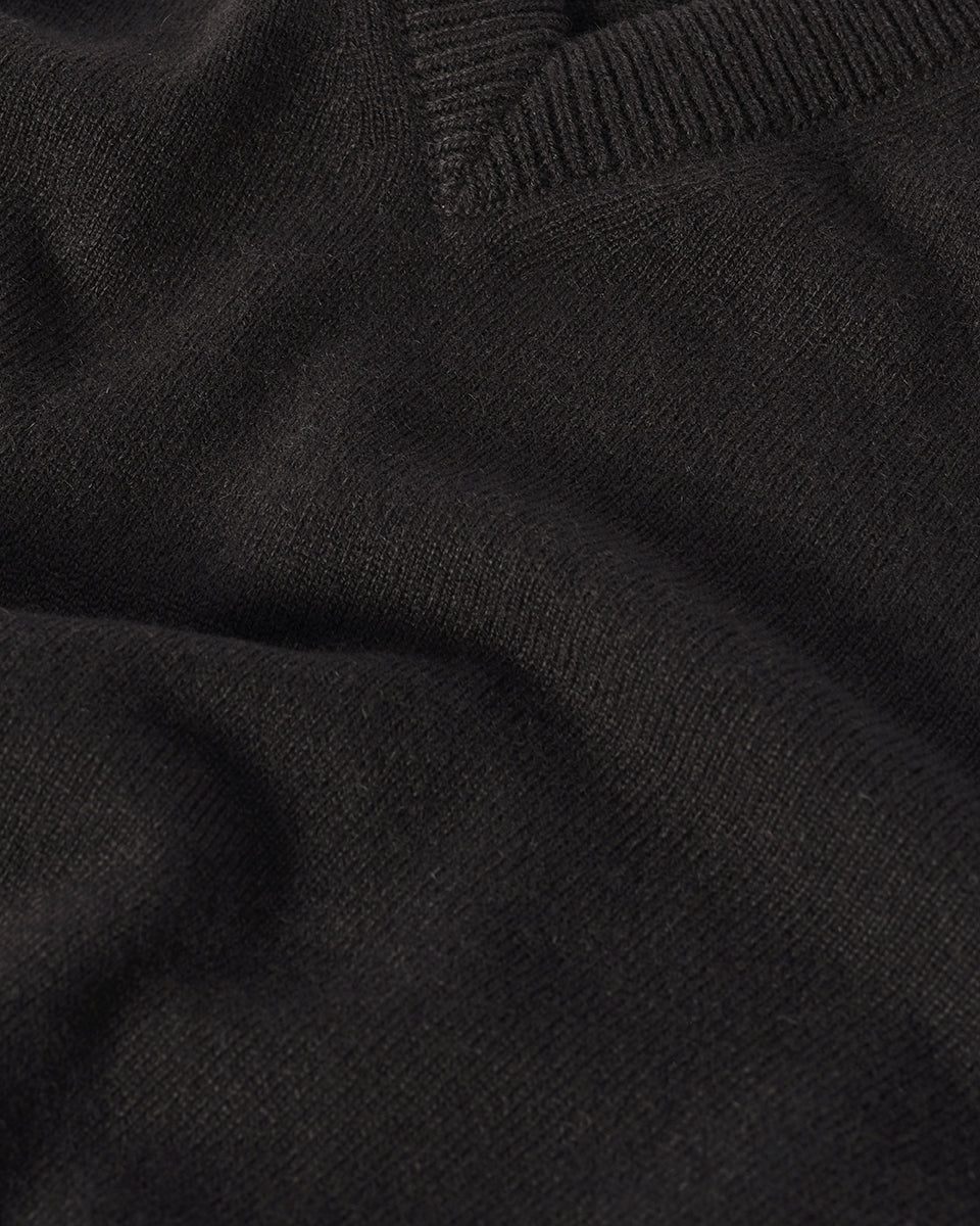 Johnstons of Elgin AW25 Men's Knitwear Icon Classic Cashmere Dark Grey V Neck KAP05594SC7330