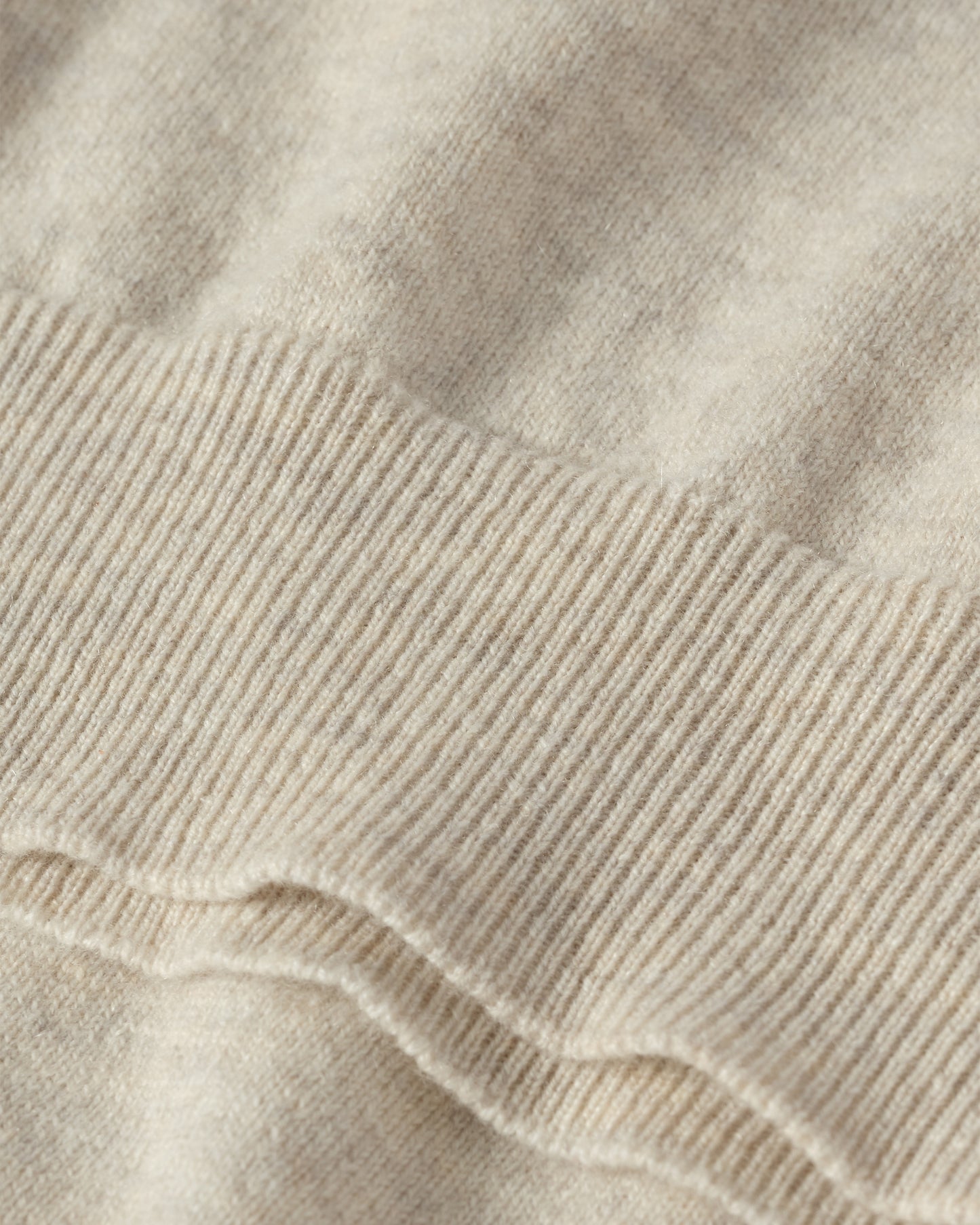 JOHNSTONS OF ELGIN WOMENS IRIS CLASSIC SLEEVELESS CREW NATURAL 100% CASHMERE KAP05705HA0402