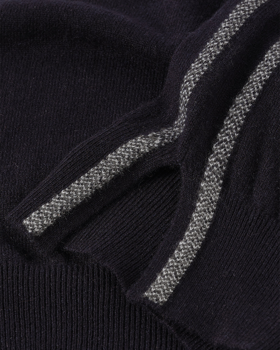 JOHNSTONS OF ELGIN WOMENS TILDA SLEEVELESS VEE NAVY 100% CASHMERE KAP05767Q25968