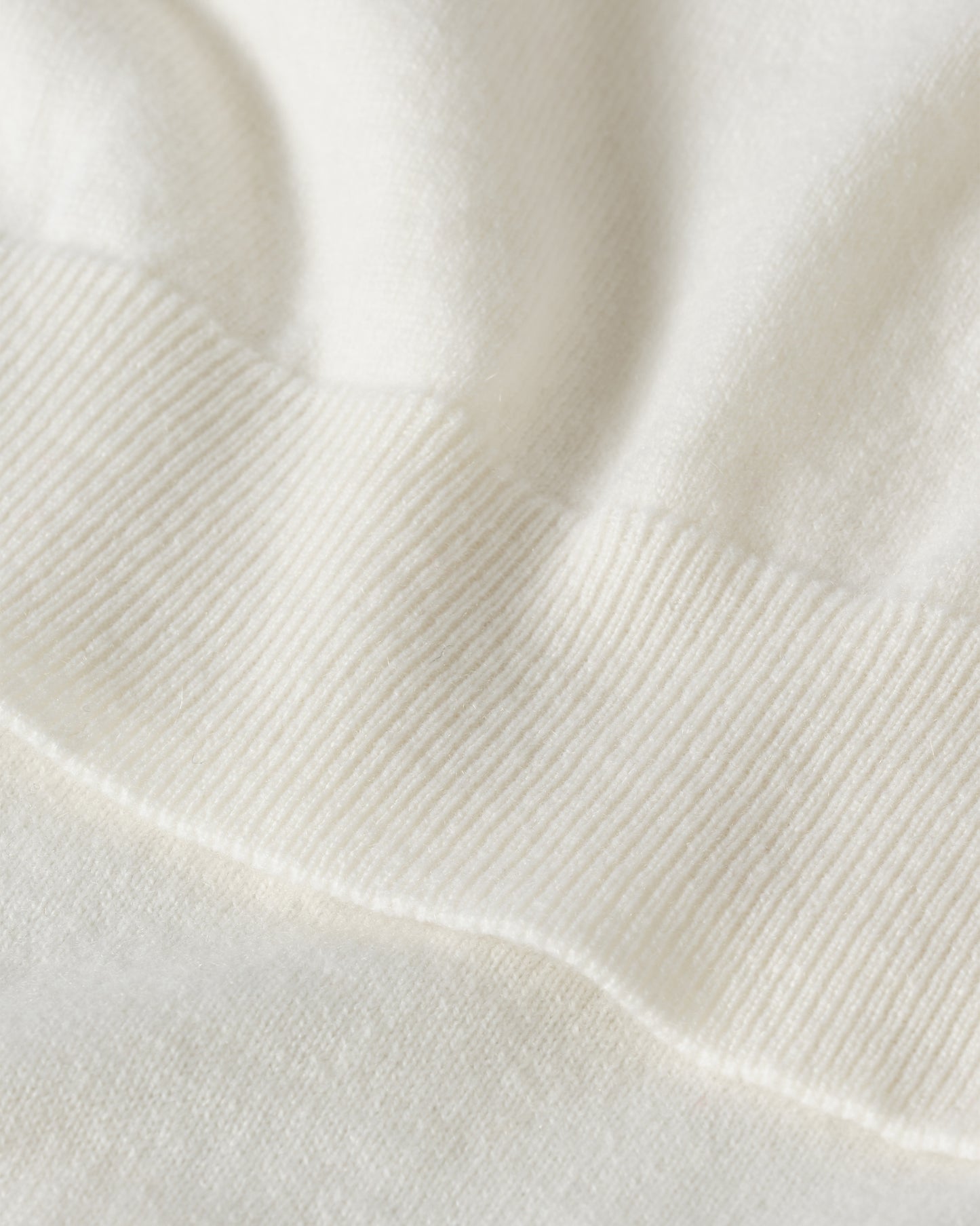 JOHNSTONS OF ELGIN WOMENS LUNAN CLASSIC CREW SWEATER WHITE KAP05784SA0606