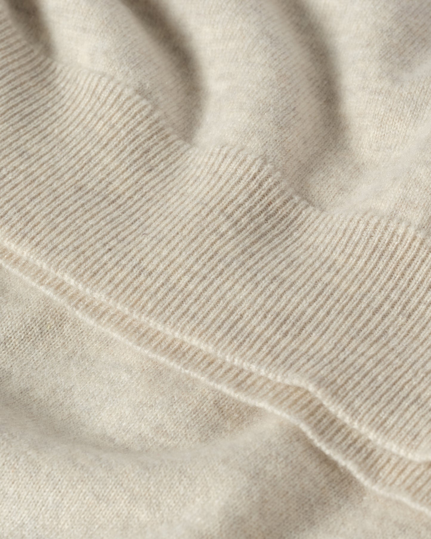 JOHNSTONS OF ELGIN WOMENS LUNAN CLASSIC VEE SWEATER NATURAL 100% CASHMERE KAP05807HA0402