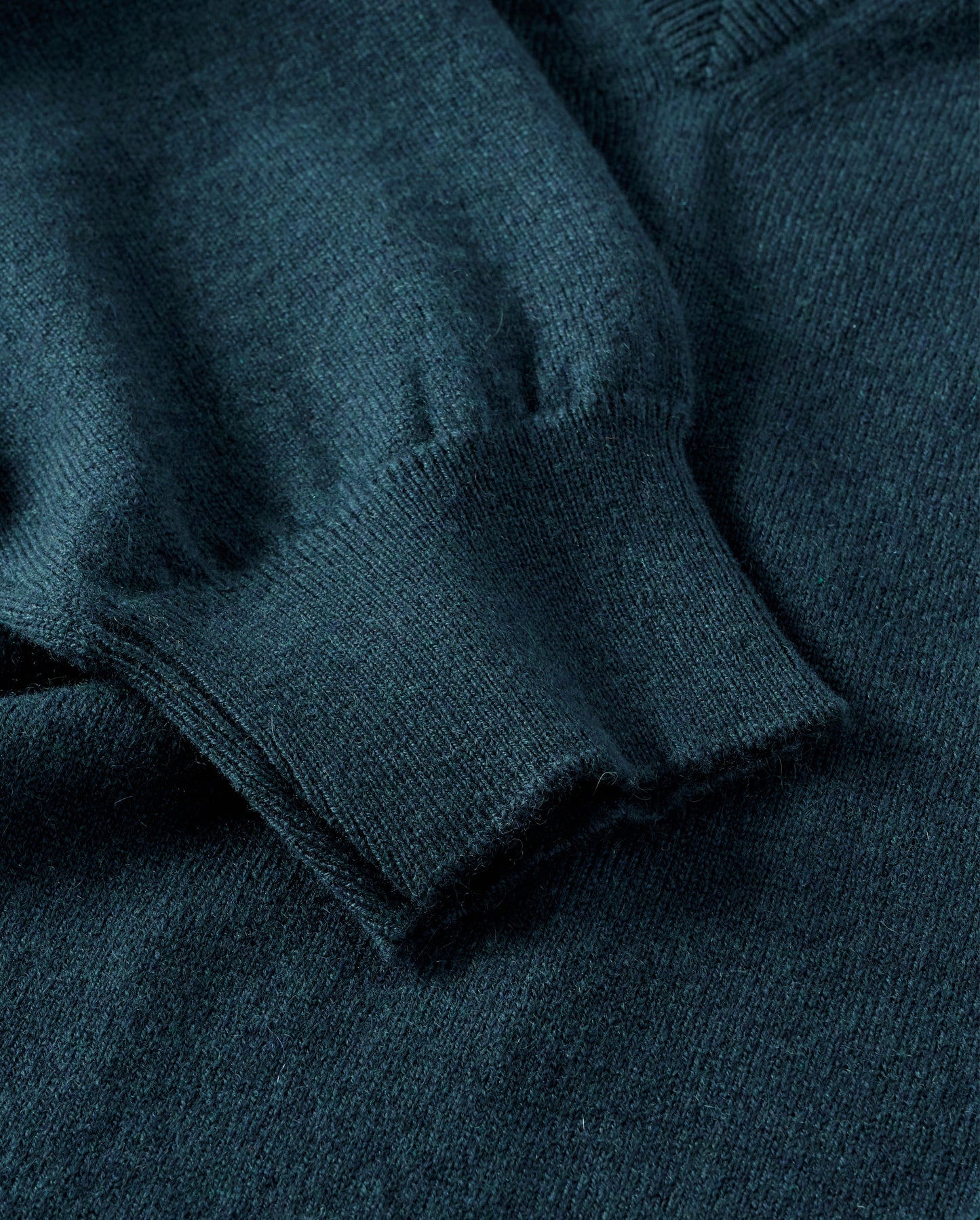 JOHNSTONS OF ELGIN WOMENS LUNAN CLASSIC VEE SWEATER BOTTLE GREEN 100% CASHMERE KAP05807SC7341