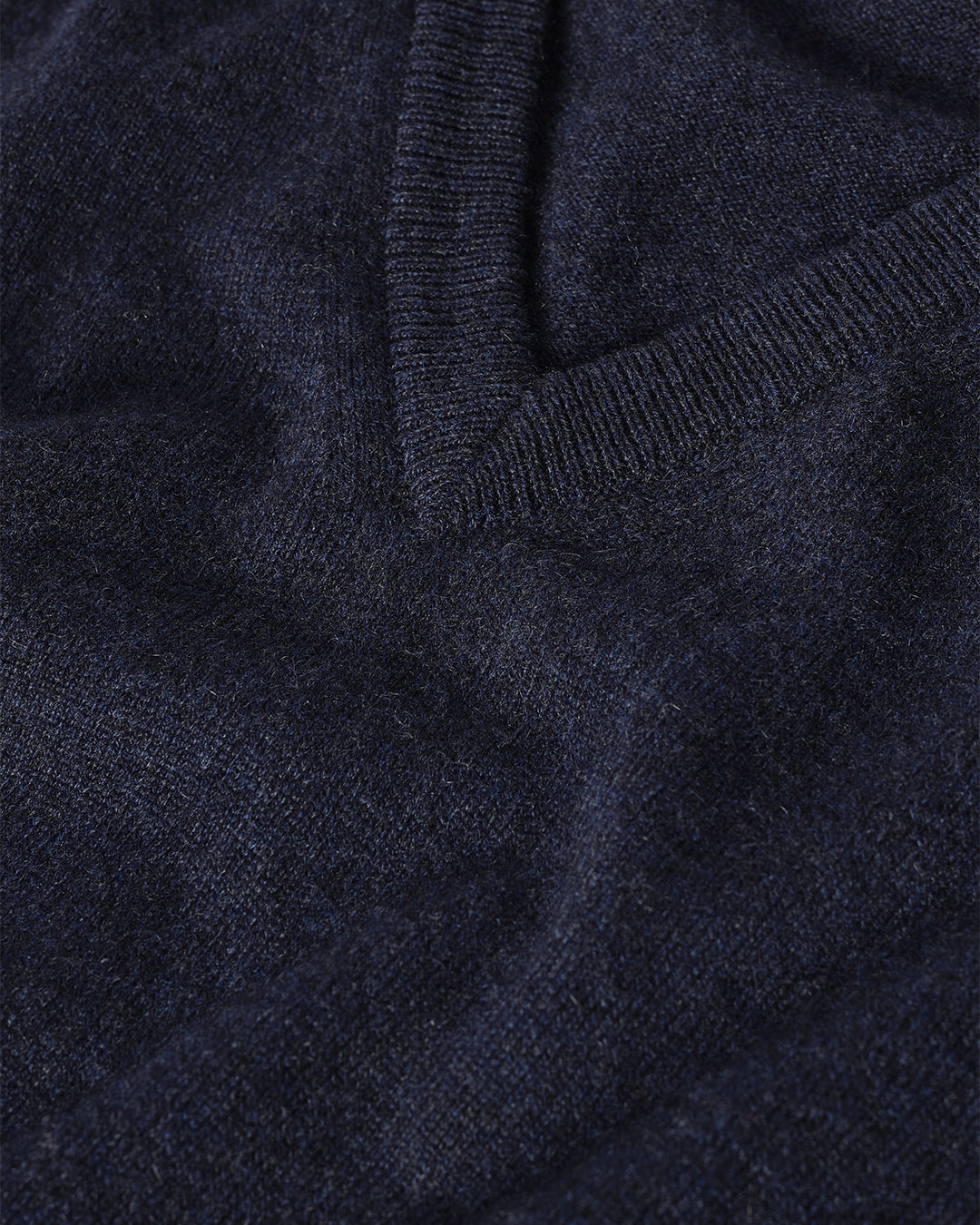 JOHNSTONS OF ELGIN WOMENS LUNAN CLASSIC VEE SWEATER NAVY 100% CASHMERE KAP05807HD7350