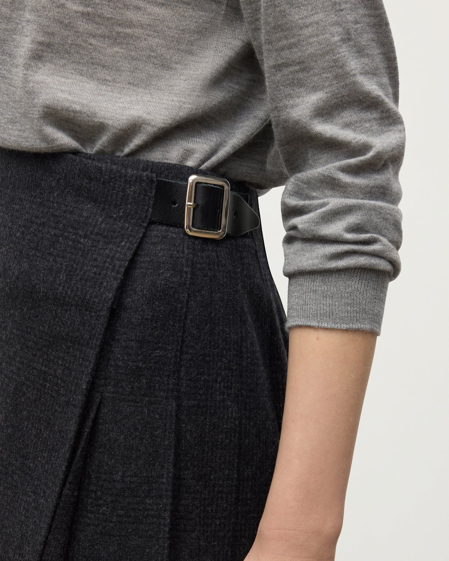 LE KILT X JOHNSTONS OF ELGIN SHIRT CHARCOAL CASHMERE KILT, WIRN WITH HONOR CASHMERE CARDIGAN IN GREY TB000845RU7750