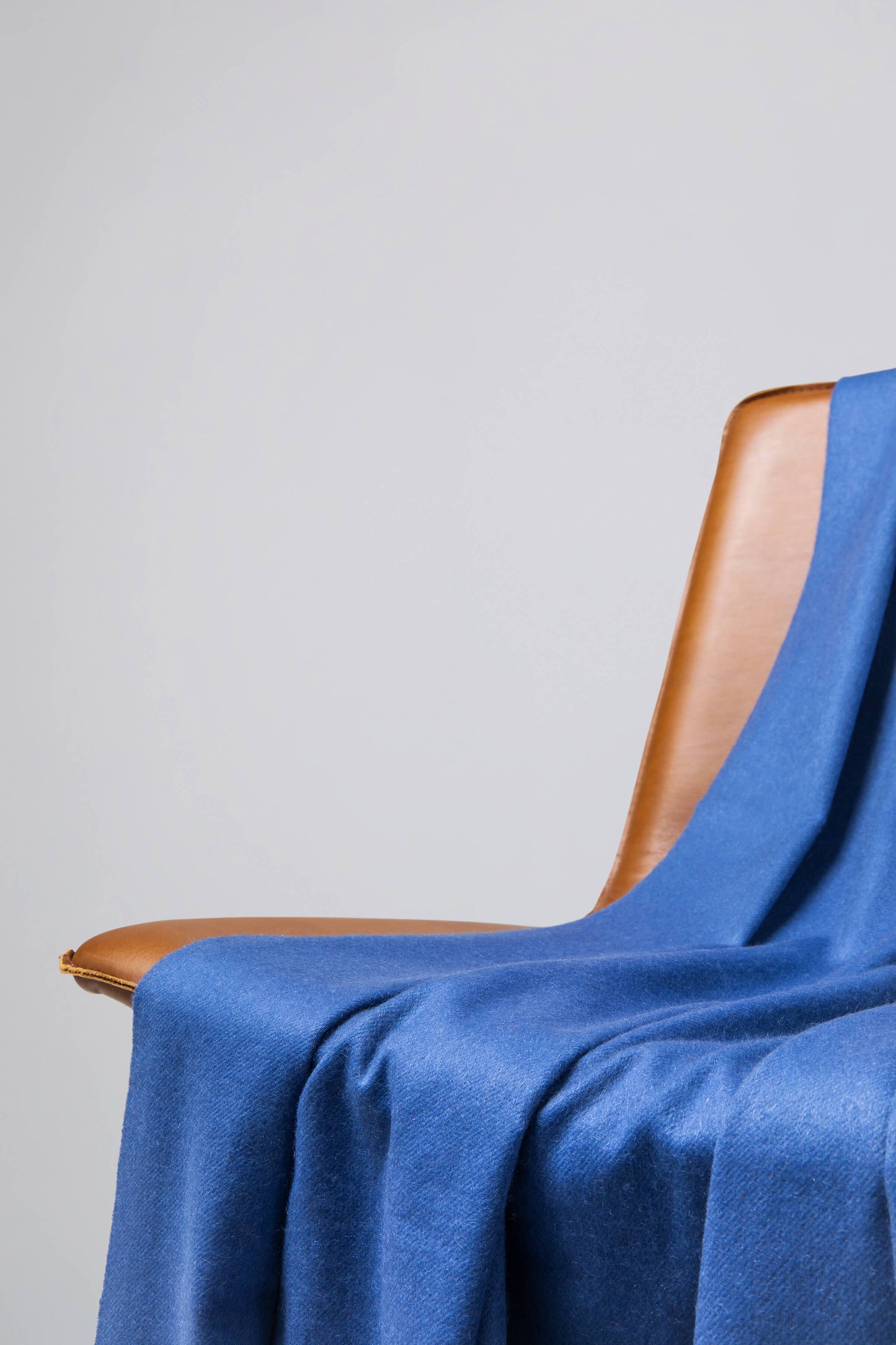 Johnstons of Elgin 2024 Blanket Collection Blue Plain Cashmere Throw WA000055SD0419ONE