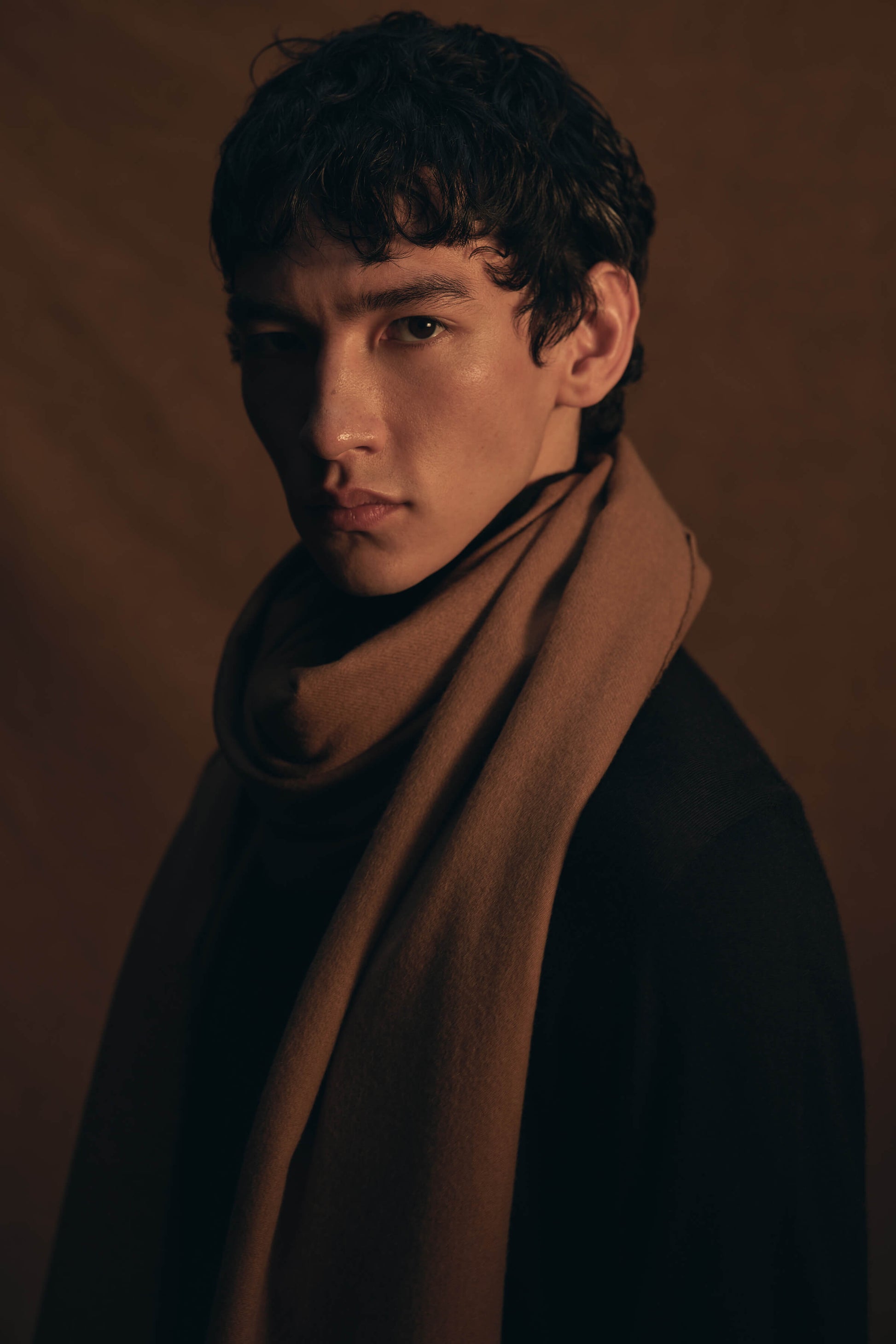 Model wearing Johnstons of Elgin Pure Vicuña Scarf WR000025SB3022ONE