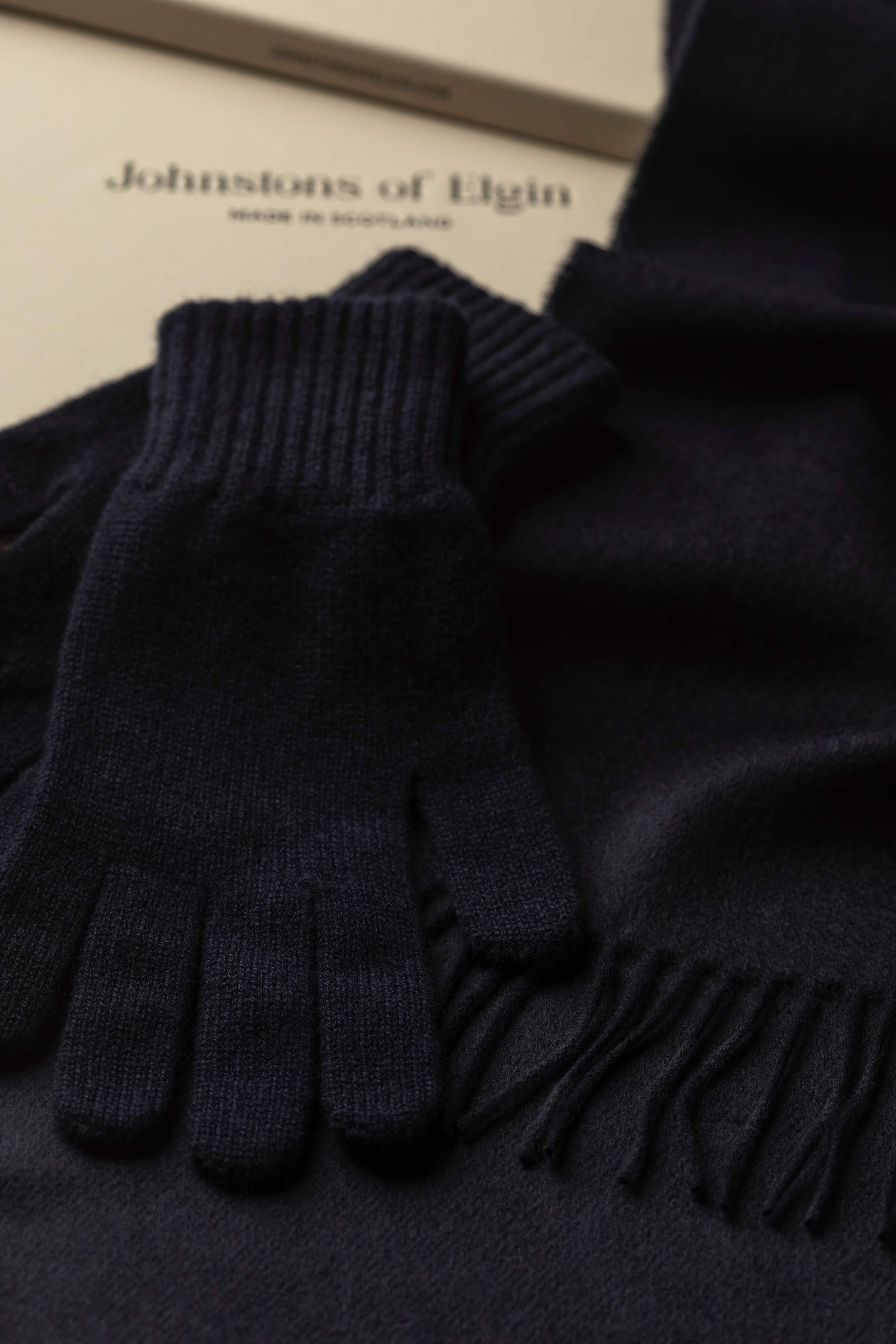 Dark Navy Men's Cashmere Accessories Set – Johnstons of Elgin