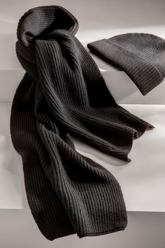 Johnstons of Elgin’s Ribbed Cashmere Beanie and Scarf Giftset in Black on a grey background AW23GIFTSET6A