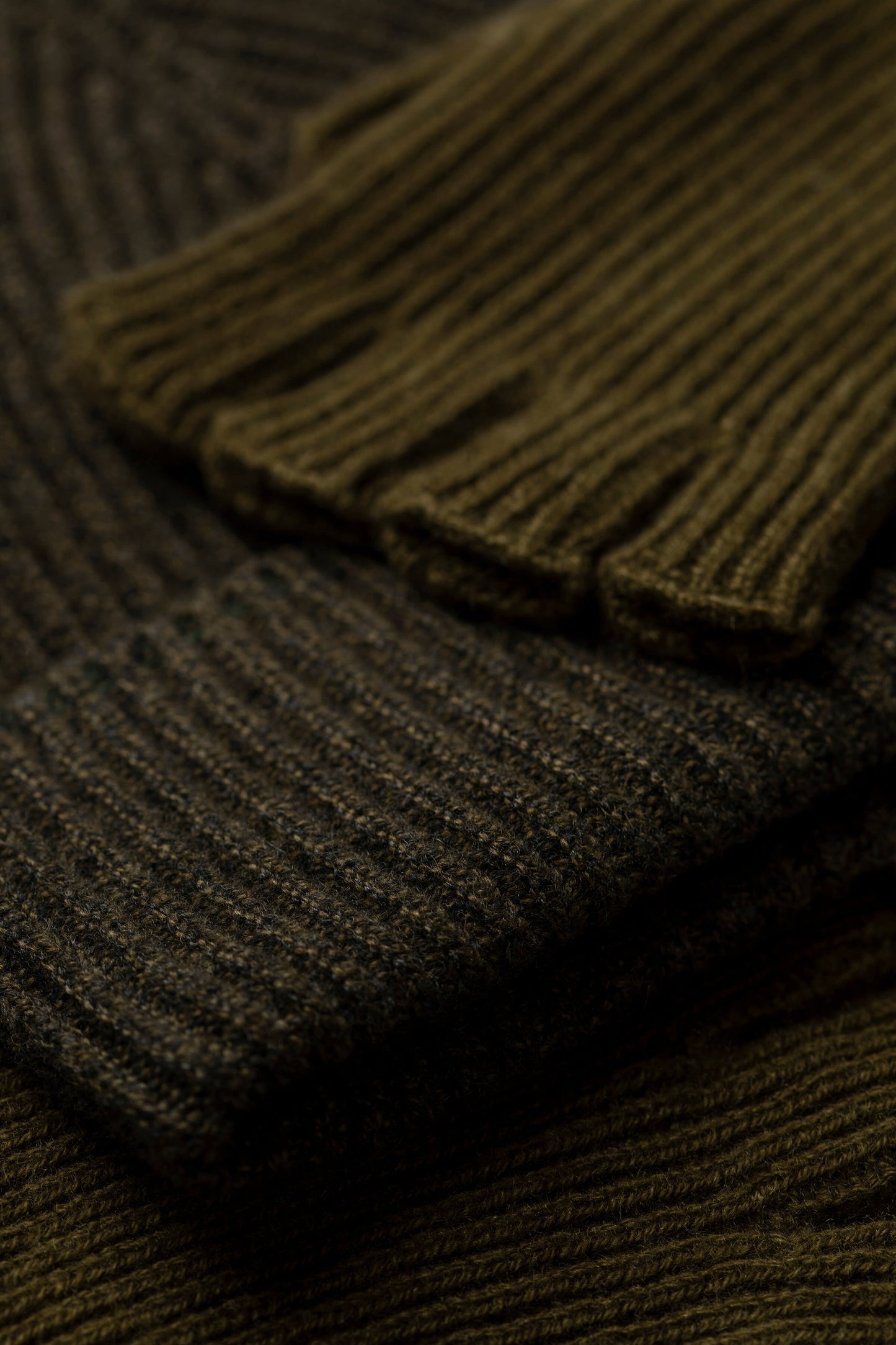 Johnstons of Elgin Ribbed Cashmere Beanie & Fingerless Gloves in Olive AW24GIFTSET6B