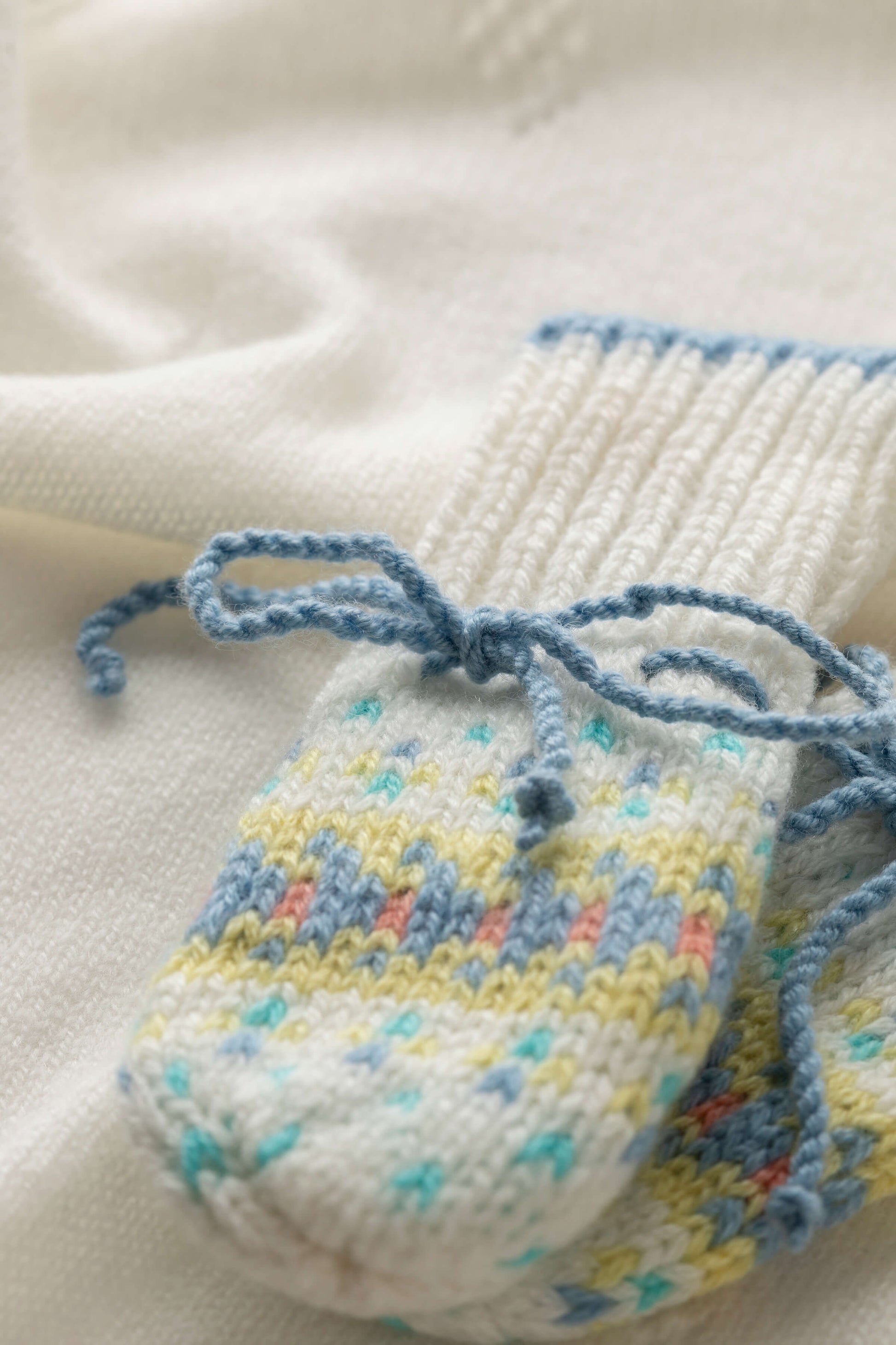 Johnstons of Elgin Baby Handknits Skyline Hand Knitted Cashmere Fairisle Baby Mittens 79013SD0309