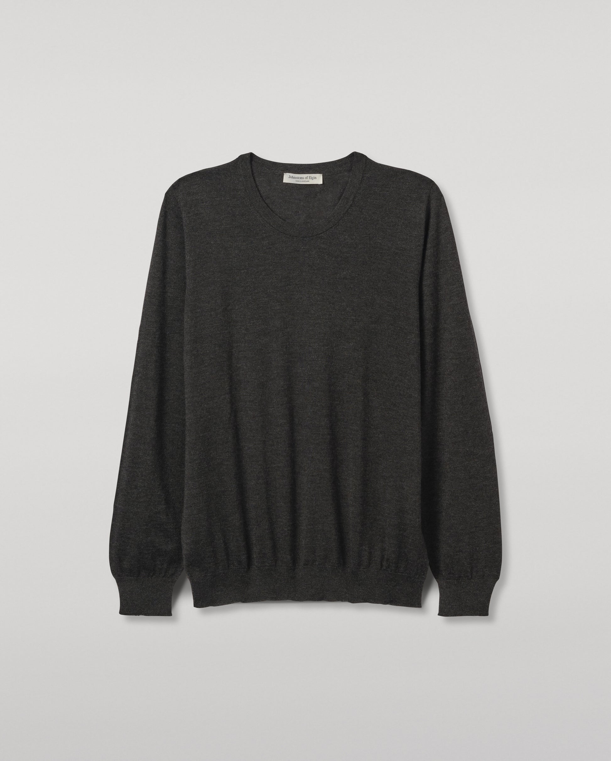 JOHNSTONS OF ELGIN MENS FIN SUPERFINE CREW GREY 100% SUPERFINE CASHMERE OVER A WHITE T-SHIRT  KAI05717HA7218