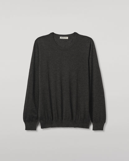 JOHNSTONS OF ELGIN MENS FIN SUPERFINE CREW GREY 100% SUPERFINE CASHMERE OVER A WHITE T-SHIRT  KAI05717HA7218