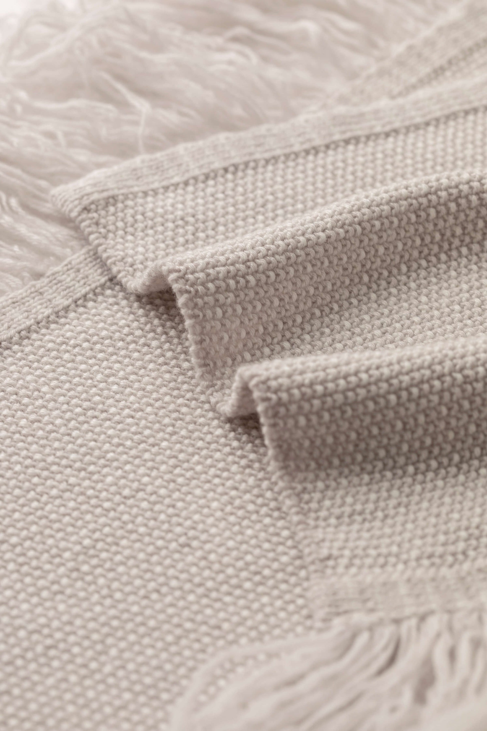 Johnstons of Elgin white and grey fringed cashmere scarf details HAA03529Q25345ONE