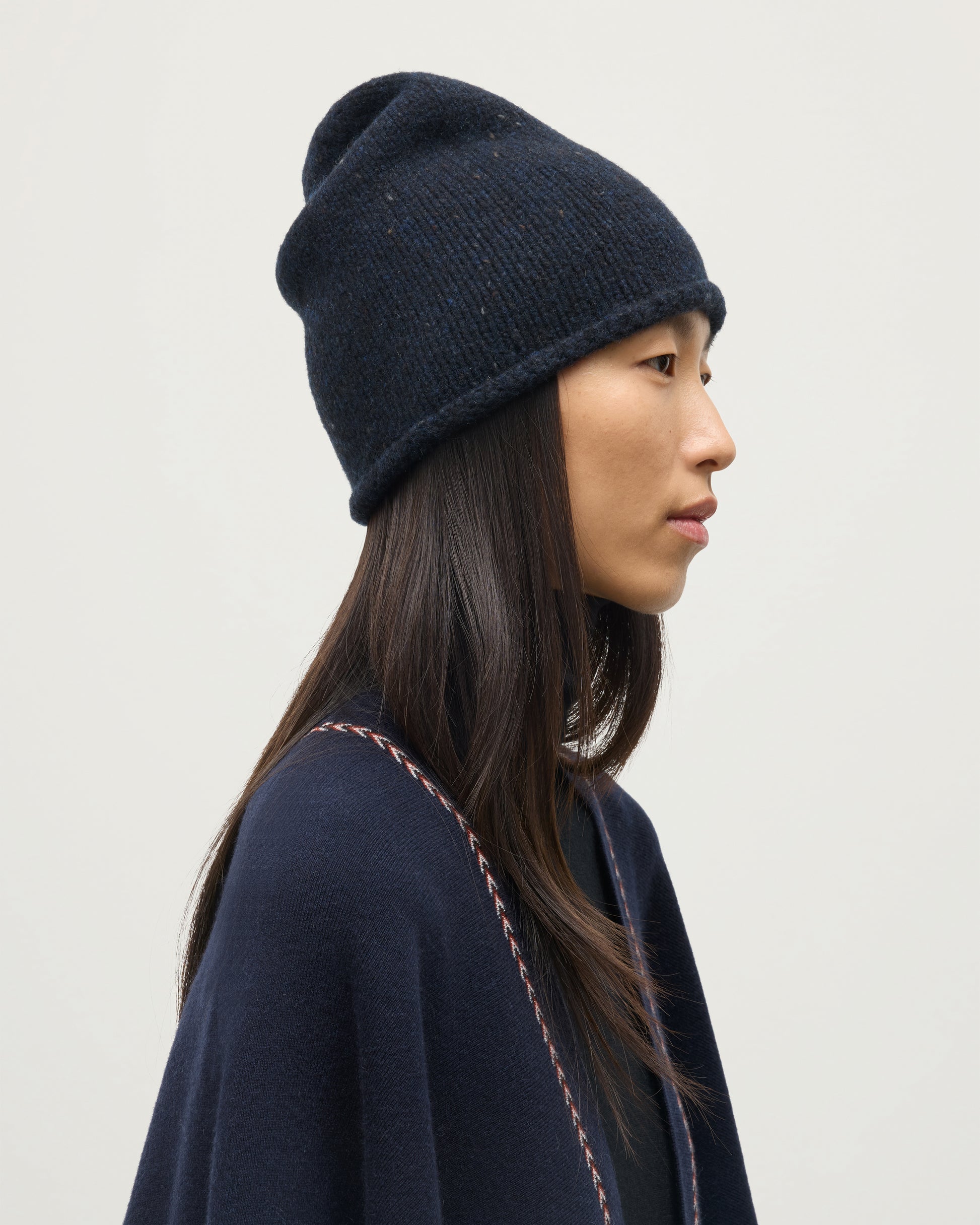 TIREE BEANIE BLUE 100% CASHMERE ON A FEMALE MODEL HAC03613HD7348ONE