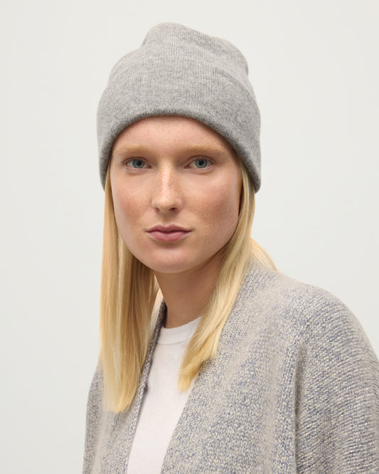 BRAEMAR BEANIE GREY 100% CASHMERE ON A MODEL HAE02655HA0400ONE