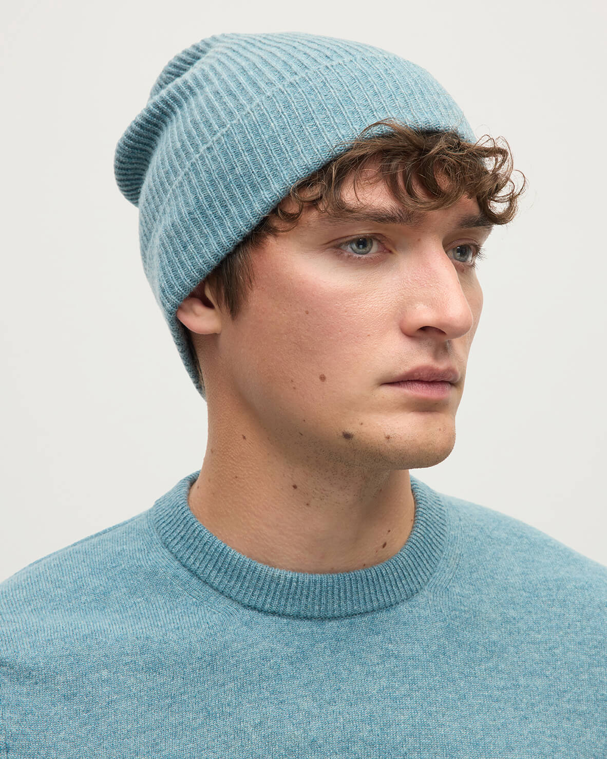 Model wearing Johnstons of Elgin AW25 Knitted Accessories Seascape Slouchy Cashmere Beanie HAE03325HC0038ONE