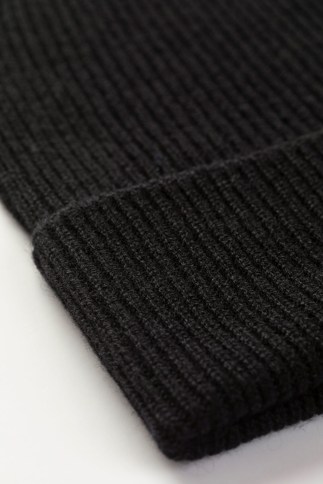 Johnstons of Elgin AW25 Knitted Accessories Black Slouchy Cashmere Beanie HAE03325SA7210ONE
